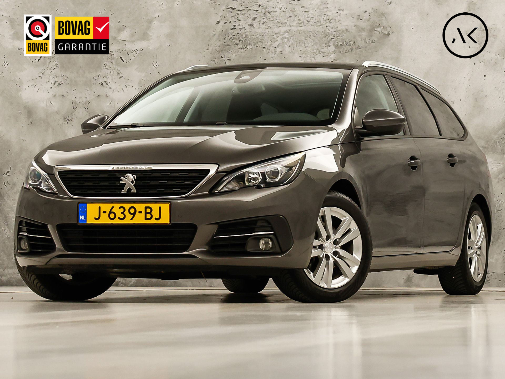 Peugeot 308 SW 1.2 PureTech Sport (PANORAMADAK, APPLE CARPLAY, GROOT NAVI, TREKHAAK, GETINT GLAS, SPORTSTOELEN, PARKEERSENSOREN, CRUISE, NIEUWSTAAT)