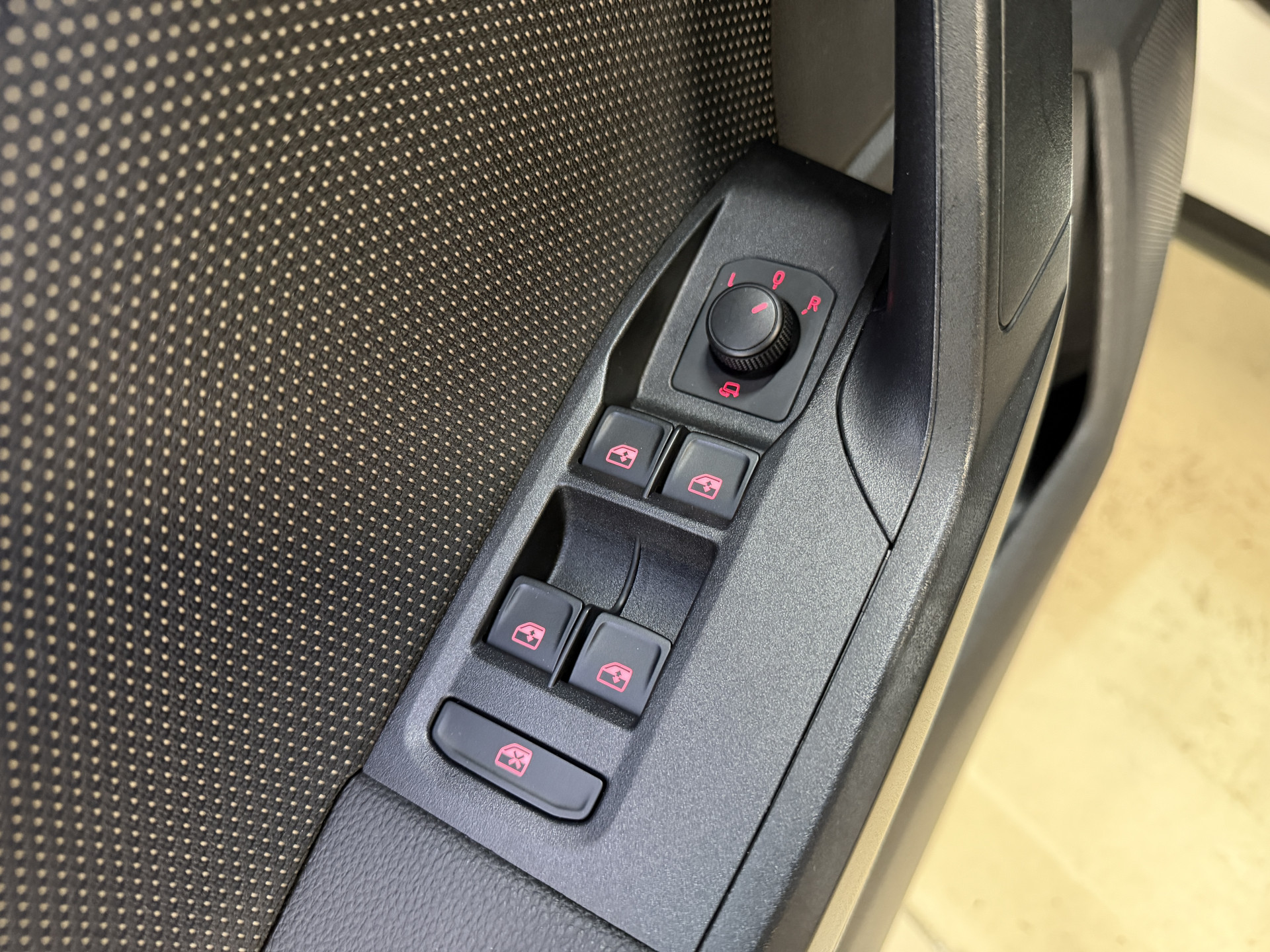 SEAT Arona 1.0 TSI Xcellence Business Intense | Camera | Sfeerverlichting | Stoelverwarming | Adaptive cruise | Carplay