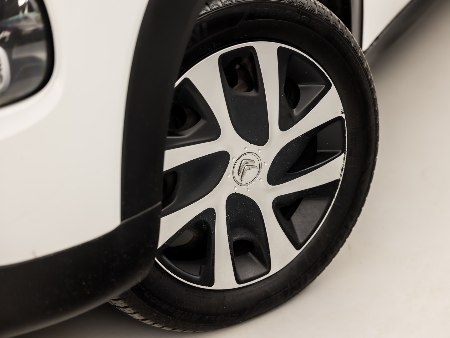 Citroën C3 Aircross 1.2 PureTech S&S Sport (APPLE CARPLAY, GROOT NAVI, LM VELGEN, TREKHAAK, GETINT GLAS, SPORTSTOELEN, CRUISE, NIEUWE APK, NIEUWSTAAT)