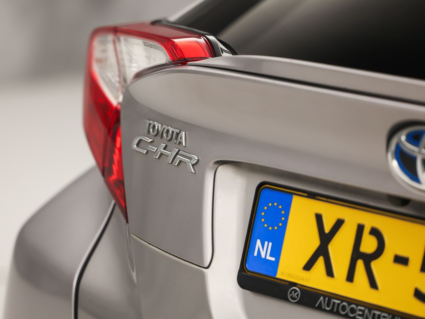 Toyota C-HR 1.8 Hybrid Sport Automaat (NAVIGATIE, CAMERA, STUUR/STOELVERWARMING, GETINT GLAS, SPORTSTOELEN, ADAPTIVE CRUISE, KEYLESS, NIEUWSTAAT)