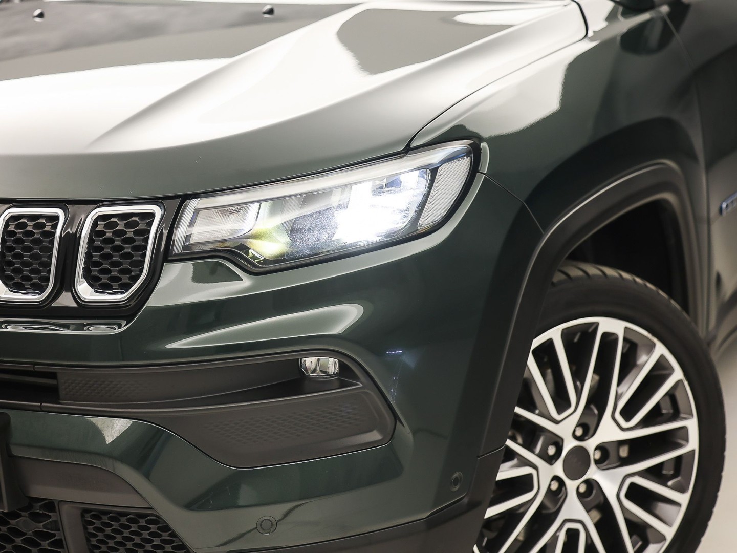 Jeep Compass 4xe 190 Plug-in Hybrid Electric Night Eagle. Automaat (NAP, APPLE CARPLAY, GROOT NAVI, LEDER, ADAPTIVE CRUISE, SPORTSTOELEN, GETINT GLAS, KEYLESS, NIEUWSTAAT)