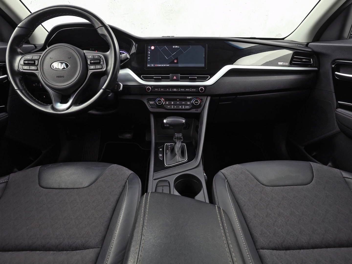 Kia Niro 1.6 GDi Hybrid DynamicLine 141Pk Automaat (APPLE CARPLAY, GROOT NAVI, CAMERA, TREKHAAK, SPORTSTOELEN, ADAPTIVE CRUISE, LANE ASSIST, NIEUWE APK, NIEUWSTAAT)
