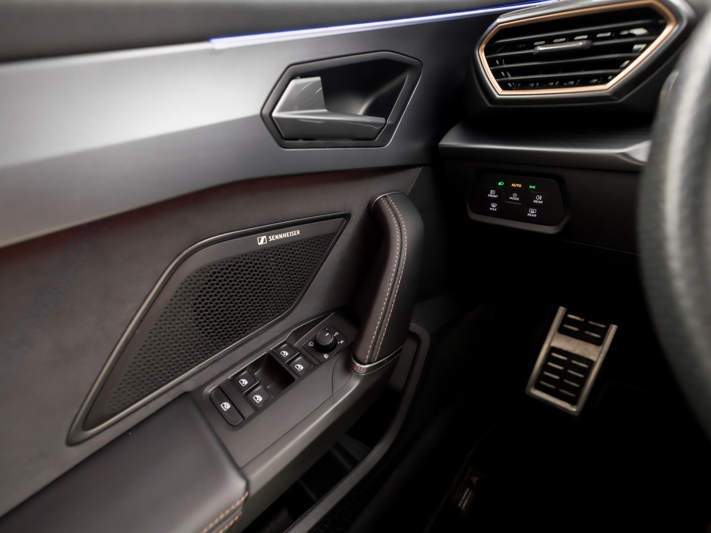 CUPRA Leon 1.5 TSI Sport 150Pk Automaat (APPLE CARPLAY, GROOT NAVI, KUIPSTOELEN, SENNHEISER AUDIO, CAMERA, STUUR/STOELVERWARMING, GETINT GLAS, NIEUWSTAAT)
