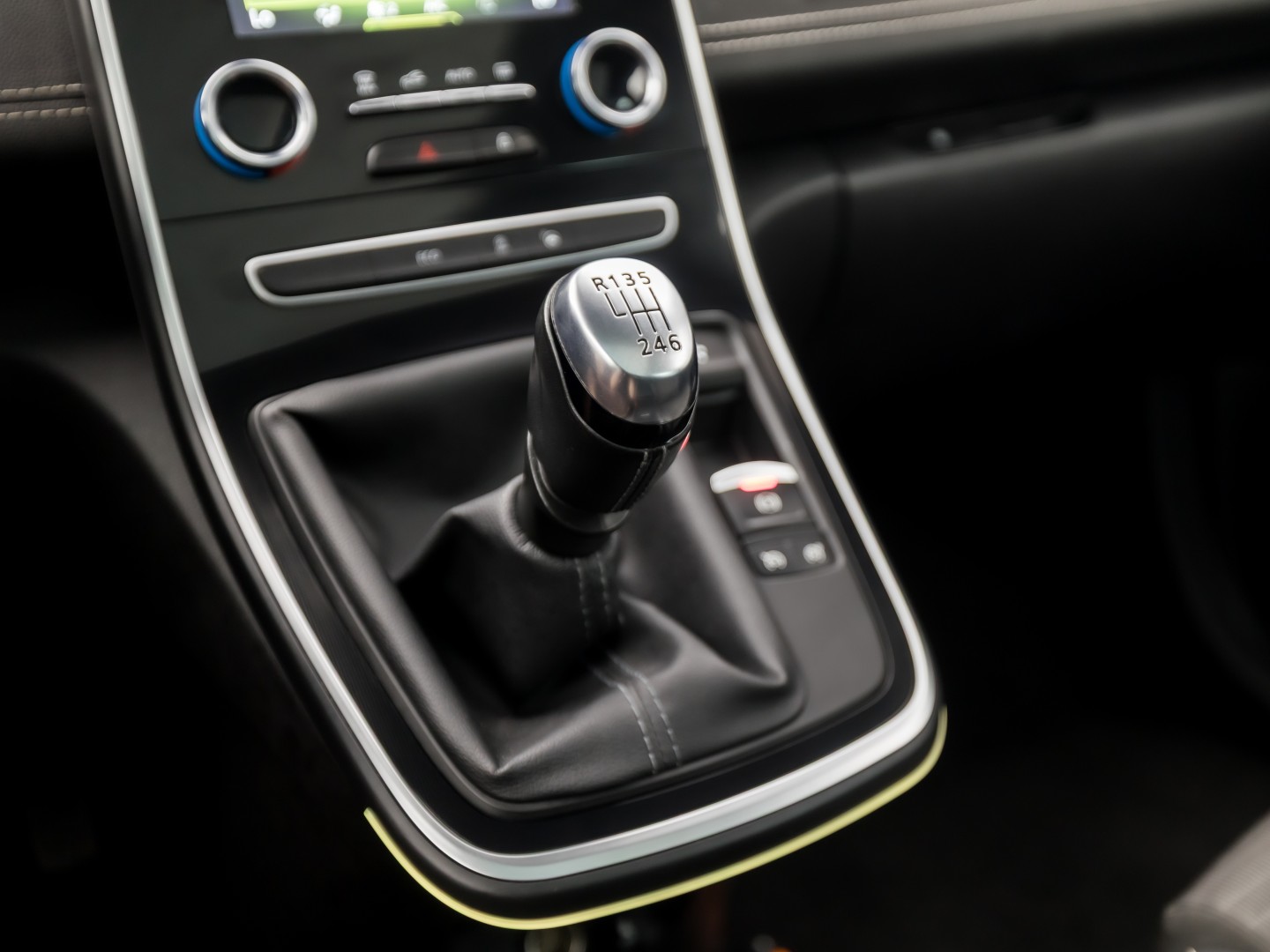 Renault Grand Scénic 1.3 TCe Bose 7 Persoons (PANORAMADAK, APPLE CARPLAY, GROOT NAVI, LEDER, SPORTSTOELEN, GETINT GLAS, BOSE AUDIO, CAMERA, NIEUWE APK, NIEUWSTAAT)