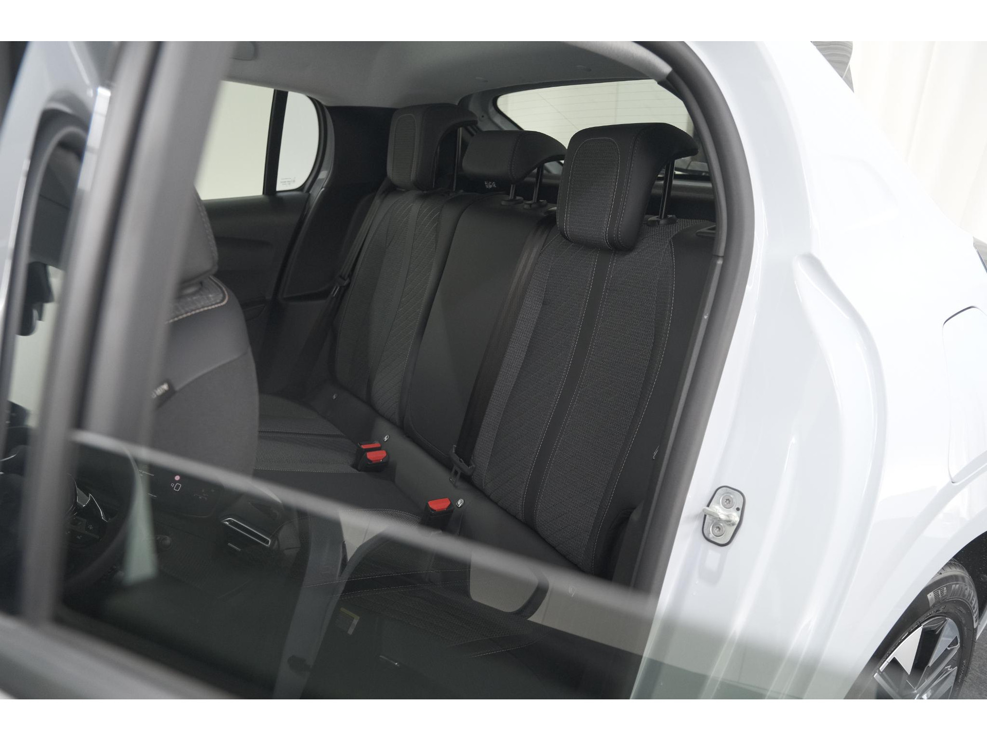 Peugeot 208 1.2 Hybrid 110 e-DCS6 Allure | Climate Control | Apple Carplay | Parkeersensoren