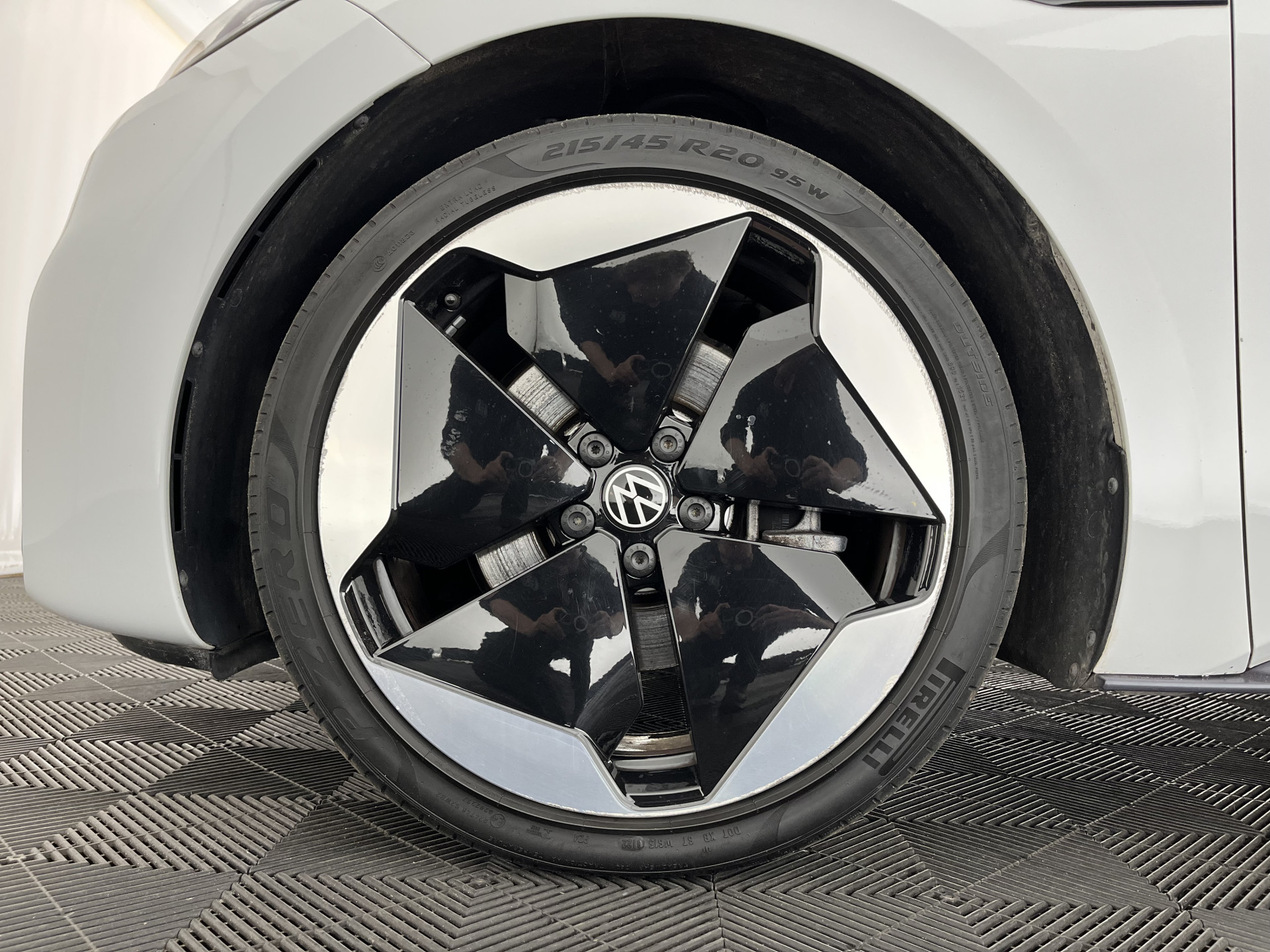 Volkswagen ID.3 First Max 58 kWh [ 3-Fase-11kW ] {SOH-89%} (INCL-BTW) *HEATPUMP | PANO | HEAD-UP | ADAPTIVE-CRUISE | IQ-LIGHTS | BLINDSPOT | CAMERA | KEYLESS | MICROFIBRE | AMBIENTLIGHT | NAVI-FULLMAP | DAB+ | ECC | HEATED-SPORTSEATS | DIGI-COCKPIT |