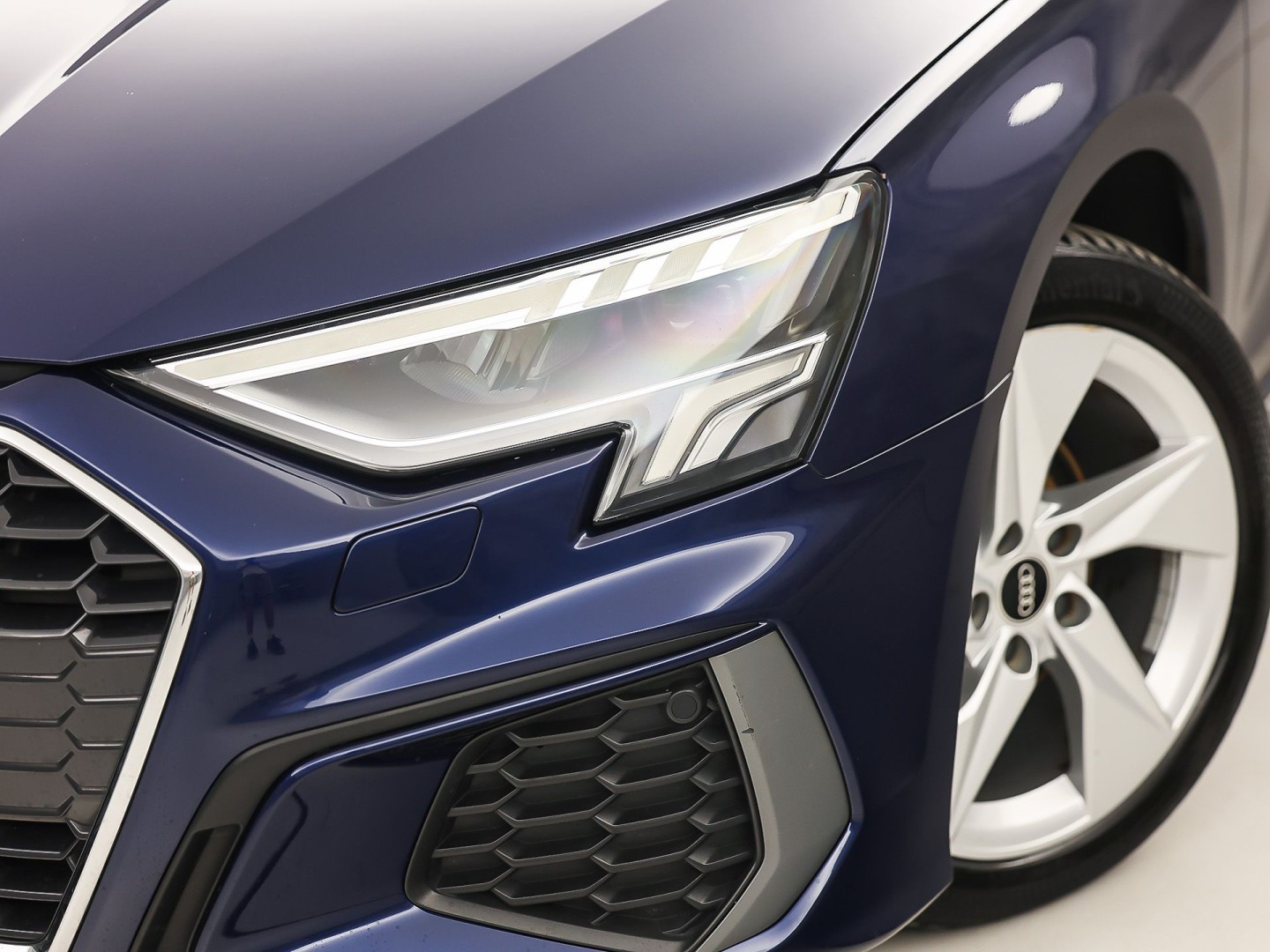 Audi A3 Sportback 30 TFSI S-Line Automaat (2X S-LINE, APPLE CARPLAY, STOELVERWARMING, PLAT S-LINE SPORTSTUUR, GETINT GLAS, SPORTSTOELEN, PARKEERSENSOREN, NIEUWSTAAT)