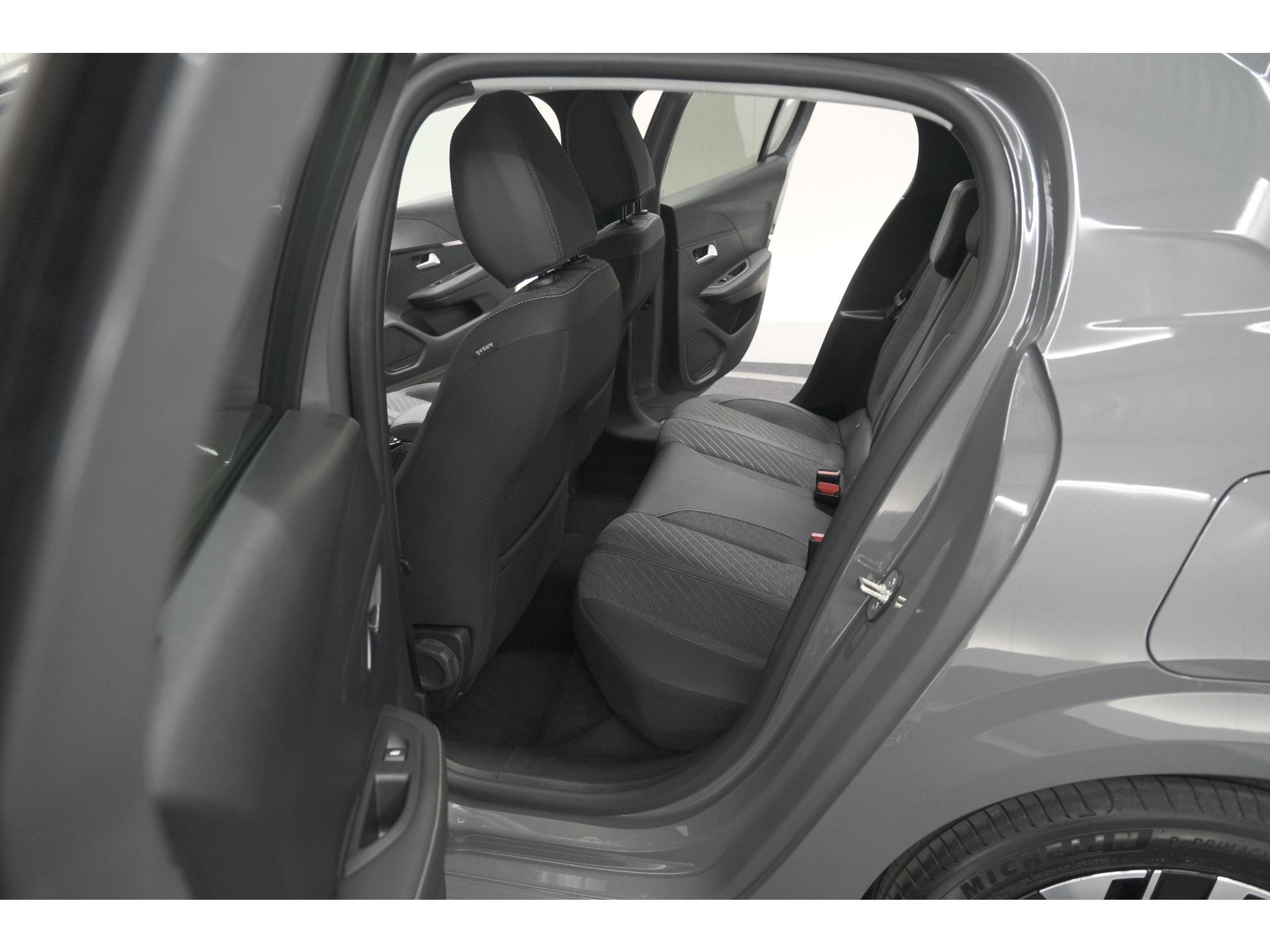 Peugeot 208 1.2 Hybrid 110 e-DCS6 Allure | Apple Carplay | Parkeersensoren Voor + Achter | Climate Control