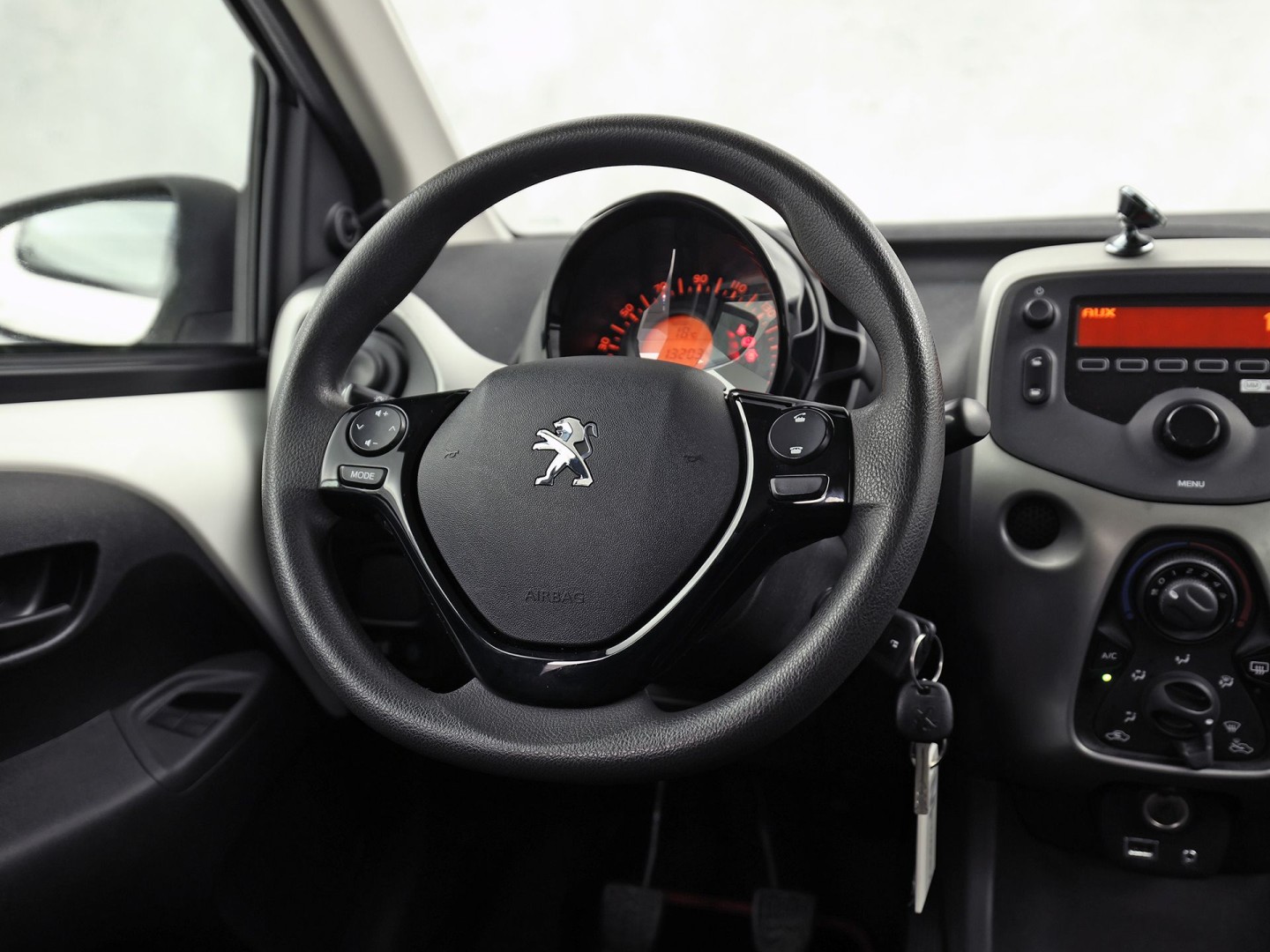 Peugeot 108 1.0 e-VTi Sport (AIRCO, BLUETOOTH, SPORTSTOELEN, ELEK RAMEN, MULTIFUNCTIONEEL STUURWIEL, NIEUWSTAAT)