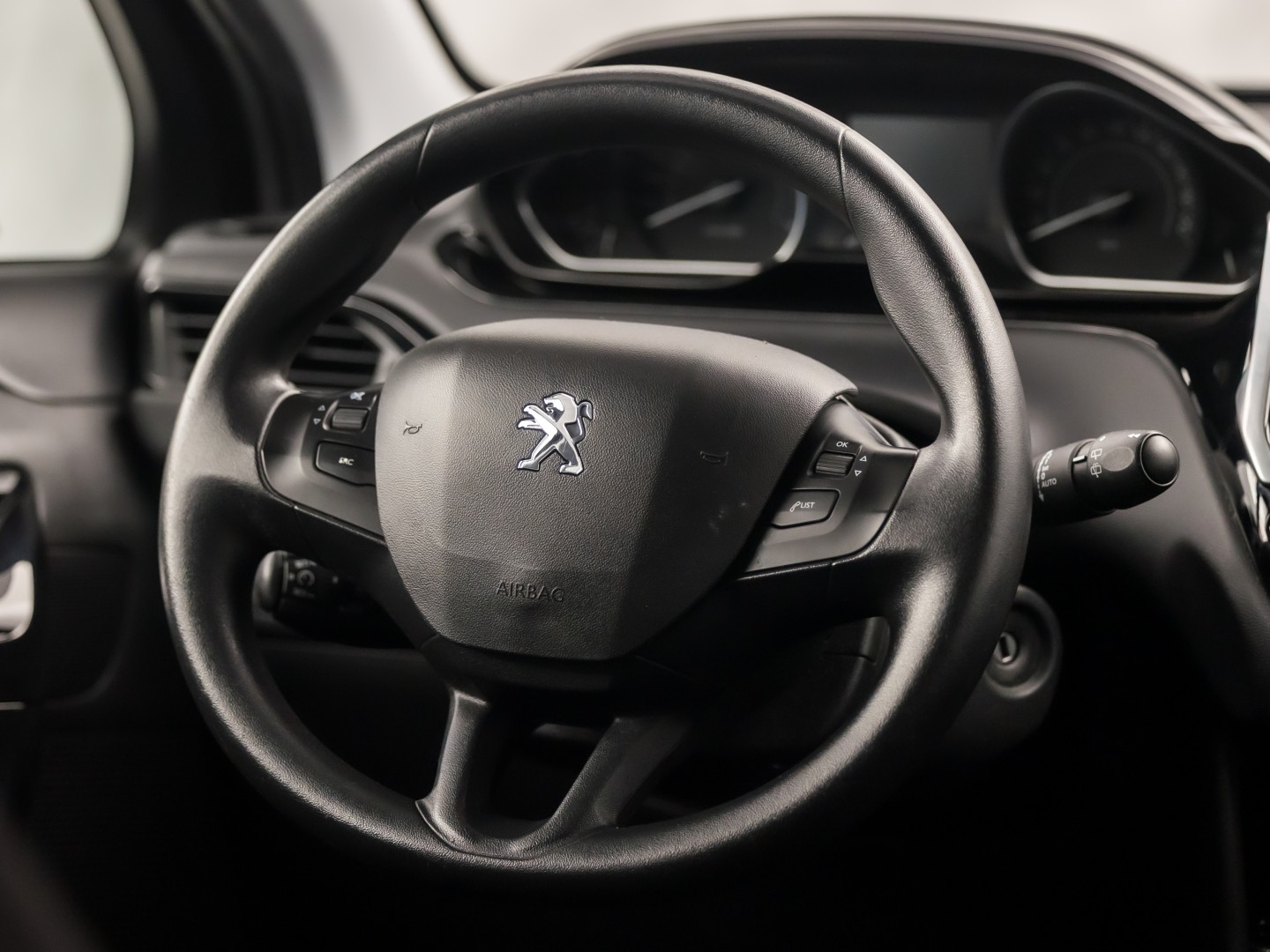 Peugeot 208 1.2 VTi Deluxe Sport (NAVIGATIE, CLIMATE, CRUISE, SPORTSTOELEN, PARKEERSENSOREN, NIEUWSTAAT)