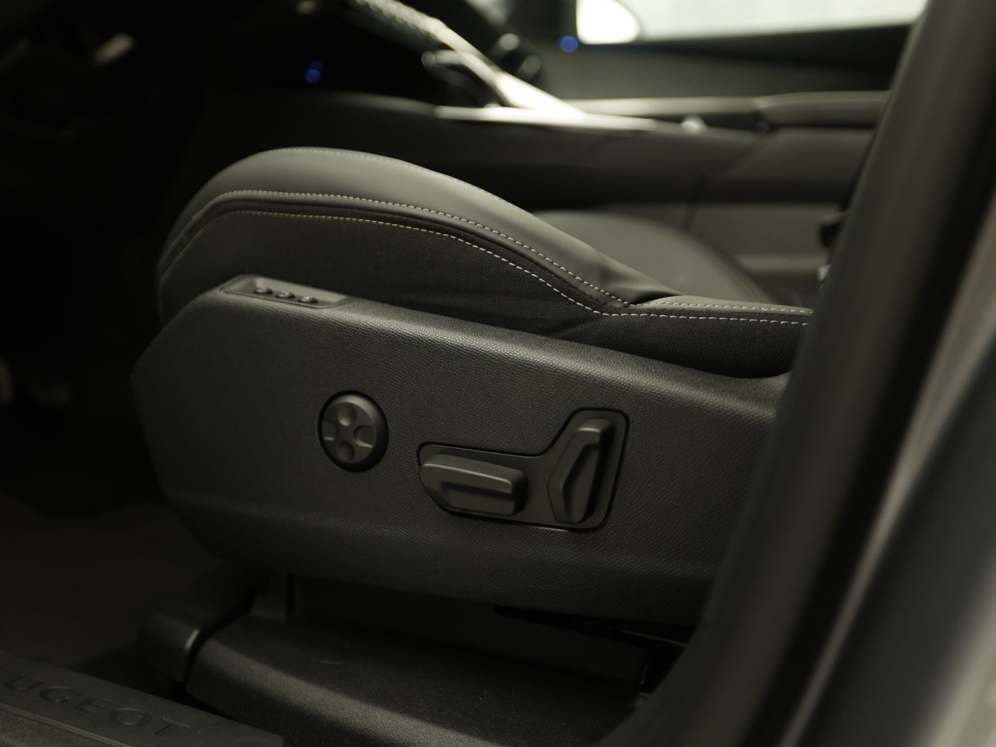 Peugeot 3008 1.2 PureTech Allure Sport Automaat (APPLE CARPLAY, GROOT NAVI, 360 CAMERA, STOELVERWARMING, LEDER, SPORTSTOELEN, ADAPTIVE CRUISE, GETINT GLAS, KEYLESS, NIEUWSTAAT)