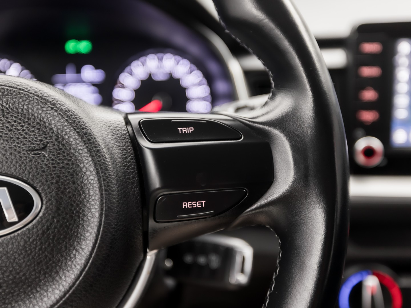 Kia Stonic 1.2 Navigator Sport (APPLE CARPLAY, NAVIGATIE, CAMERA, LM VELGEN, SPORTSTOELEN, PARKEERSENSOREN, ELEK RAMEN, NIEUWSTAAT)