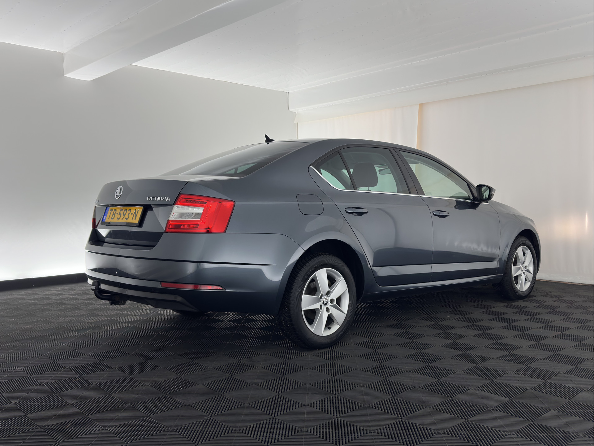 ŠKODA Octavia 1.6 TDI Greentech Ambition Business *LEATHER-FABRIC | NAVI-FULLMAP | HEATED-COMFORTSEATS | ECC | TOWBAR | PRIVACY-GLASS | PARKPILOT | CRUISE | 16''ALU *