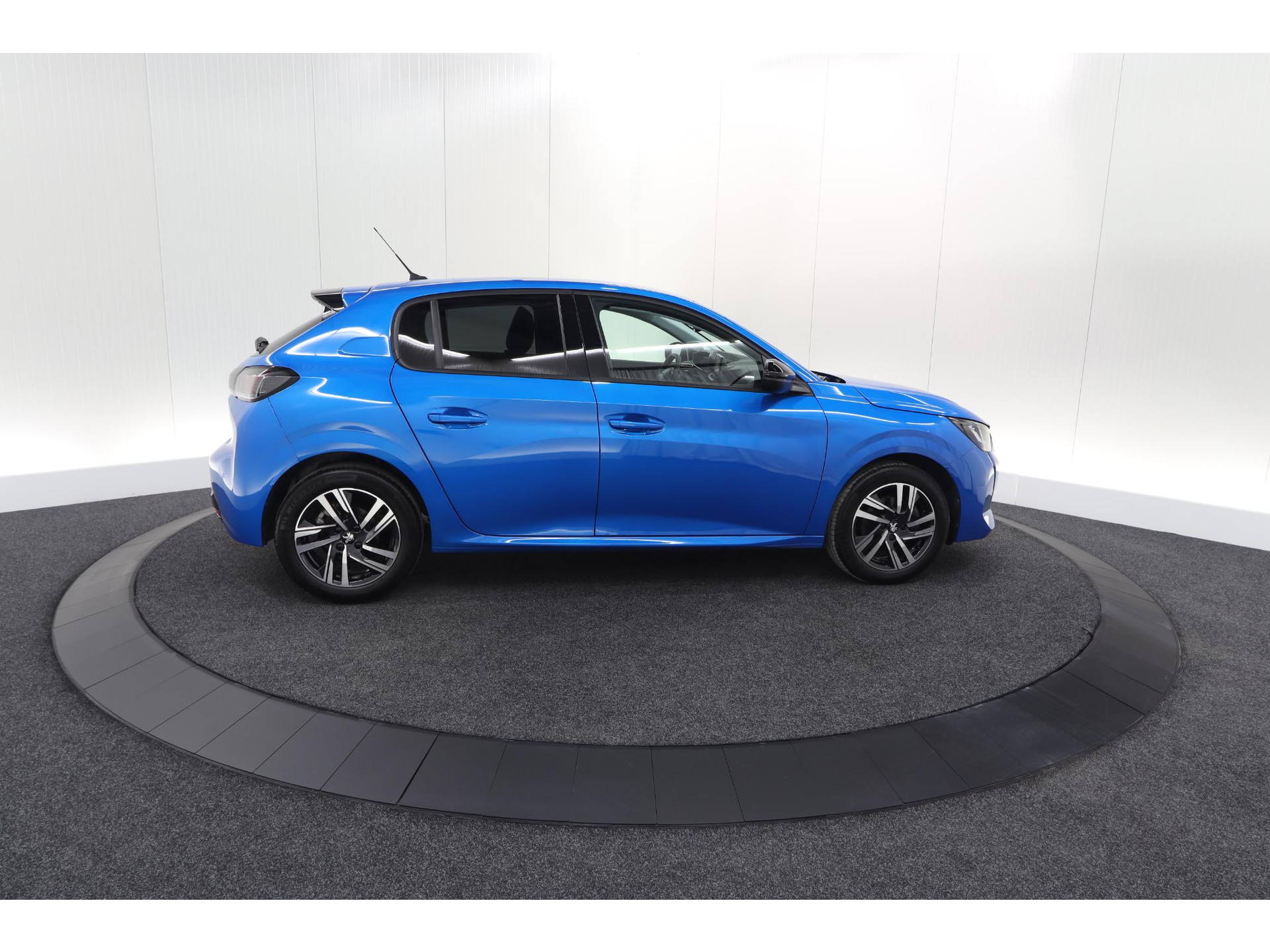 Peugeot 208 PureTech 100 Allure | Stoelverwarming | Adaptieve Cruise Control | Camera | Apple Carplay