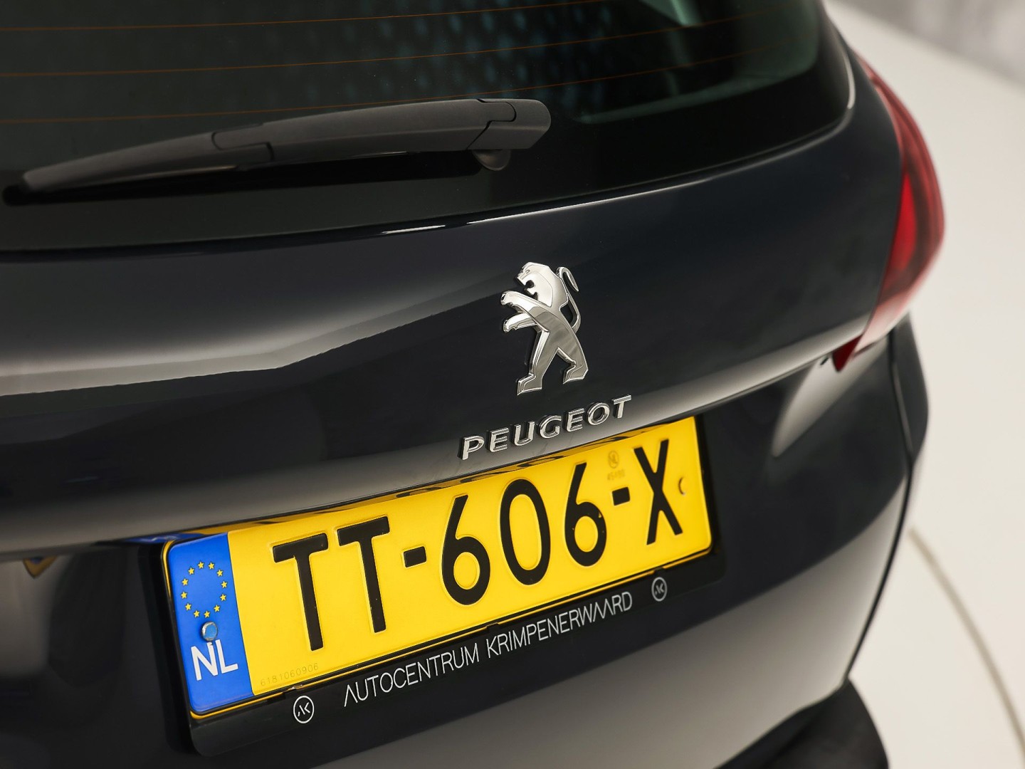 Peugeot 2008 1.2 PureTech Sport (SCHERM, CRUISE, SPORTSTOELEN, NIEUWE APK, NIEUWSTAAT)