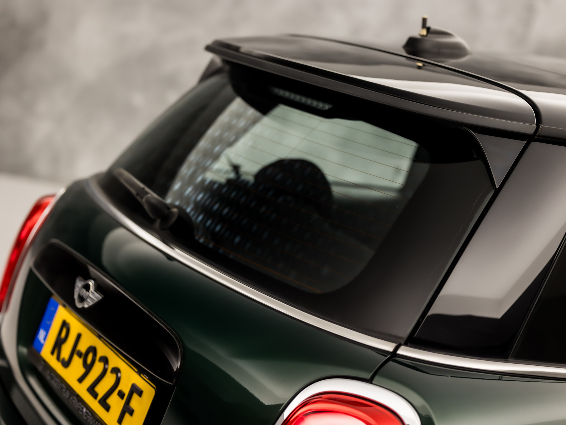 MINI Mini 1.5 Cooper Sport Automaat (PANORAMADAK, JCW PACK, NAVIGATIE, CLIMATE, ZWART HEMEL, SPORTSTOELEN, PARKEERSENSOREN, CRUISE, NIEUWE APK, NIEUWSTAAT)