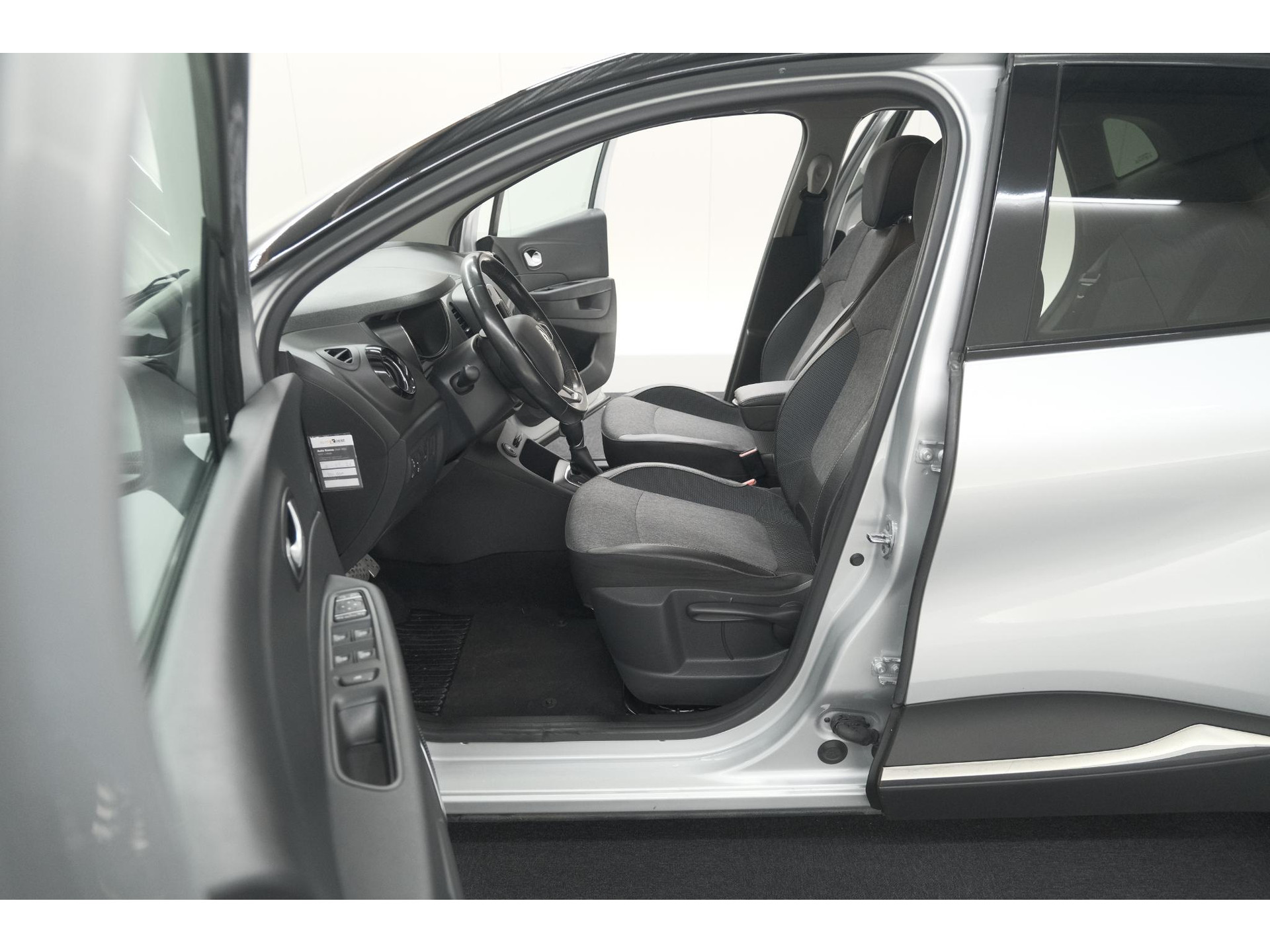 Renault Captur TCe 150 EDC Intens | Trekhaak | Navigatie | Parkeersensoren