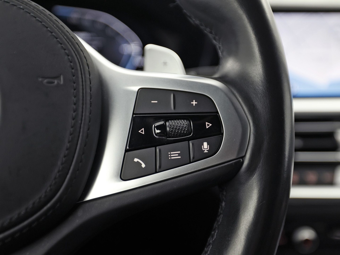 BMW 3-serie Touring 320e High Executive 204Pk Automaat (APPLE CARPLAY, M STUUR, GROOT NAVI, STOELVERWARMING, CAMERA, LEDER, SPORTSTOELEN, GETINT GLAS, ZWART HEMEL, NIEUWE APK, NIEUWSTAAT)