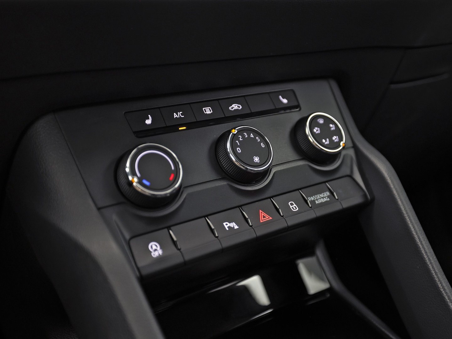 Škoda Karoq 1.5 TSI ACT Sport 150Pk (APPLE CARPLAY, CLIMATE, STOELVERWARMING, GETINT GLAS, SPORTSTOELEN, PARKEERSENSOREN, CRUISE, NIEUWSTAAT)