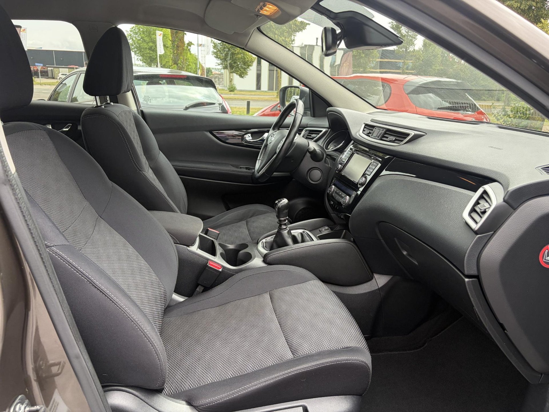 Nissan Qashqai 1.2 N-Connecta 360° Camera,Trekhaak,Navi,Pdc V+A,Keyless,6 Bak,Clima,Cruise,2e Eigenaar,115pk,Lm velgen,Apk tot 09-2027
