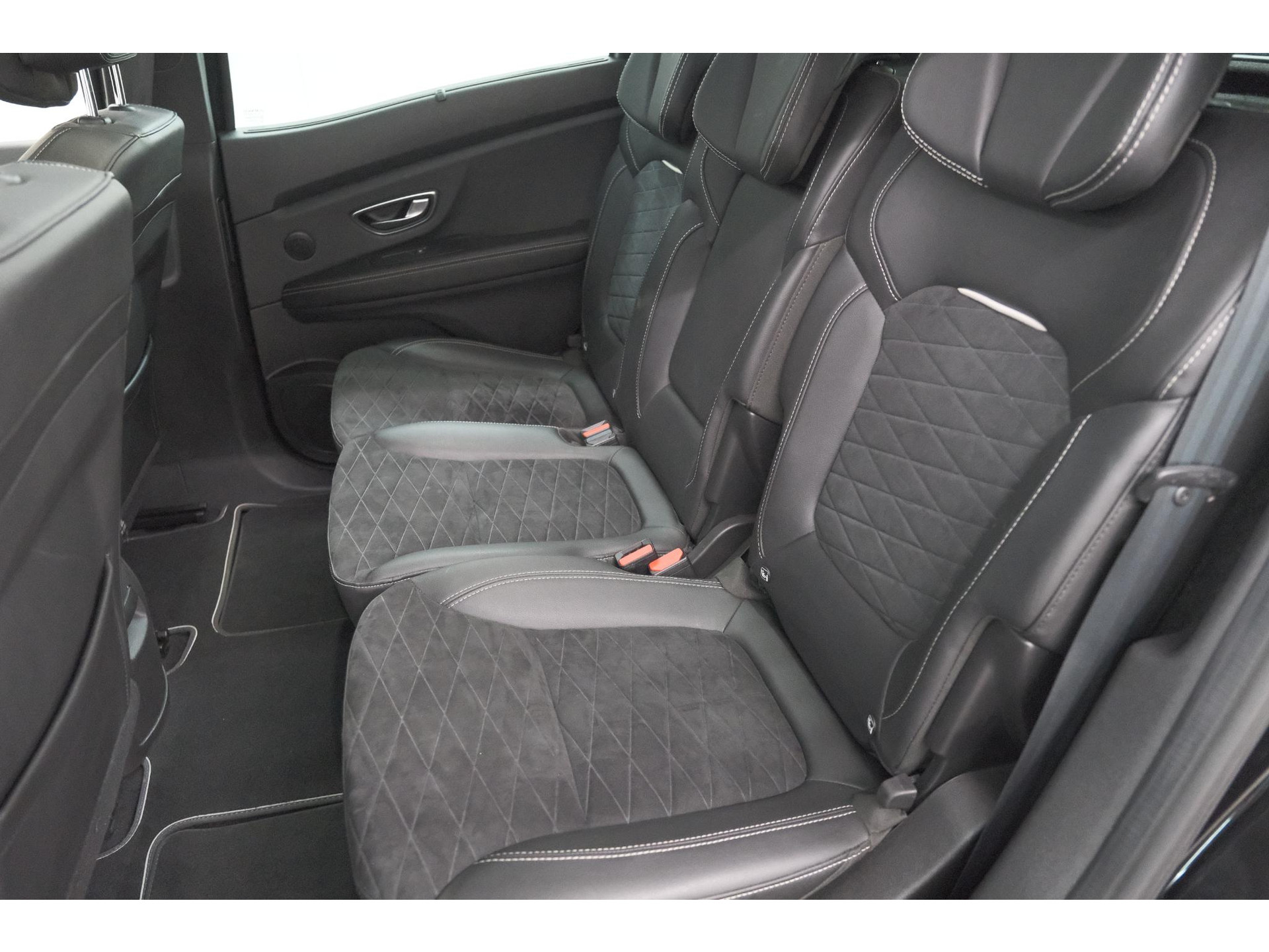 Renault Scénic TCE 160 EDC Black Edition | Trekhaak | Adaptieve Cruise Control | BOSE Premium Audio | Panoramadak