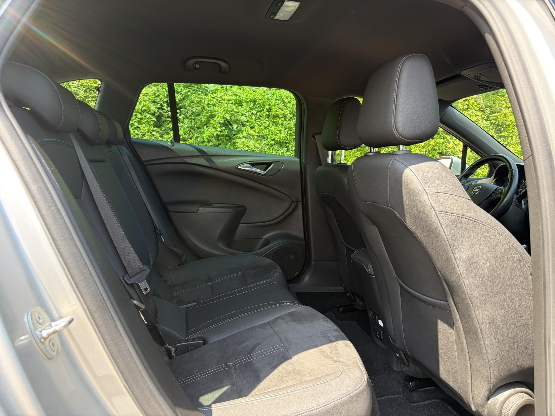 Opel Astra Sports Tourer 1.2 Ultimate 146pk,Afn Trekhaak,Camera,Keyless,Carplay,6 Bak,Stoelverw,Lm velgen,Alcantara-Leder,Dealer Onderhouden,Clima,Cruise,Dodehoek,Rijstrooksensor,N.A.P,Pdc V+A,Apk tot 07-2028