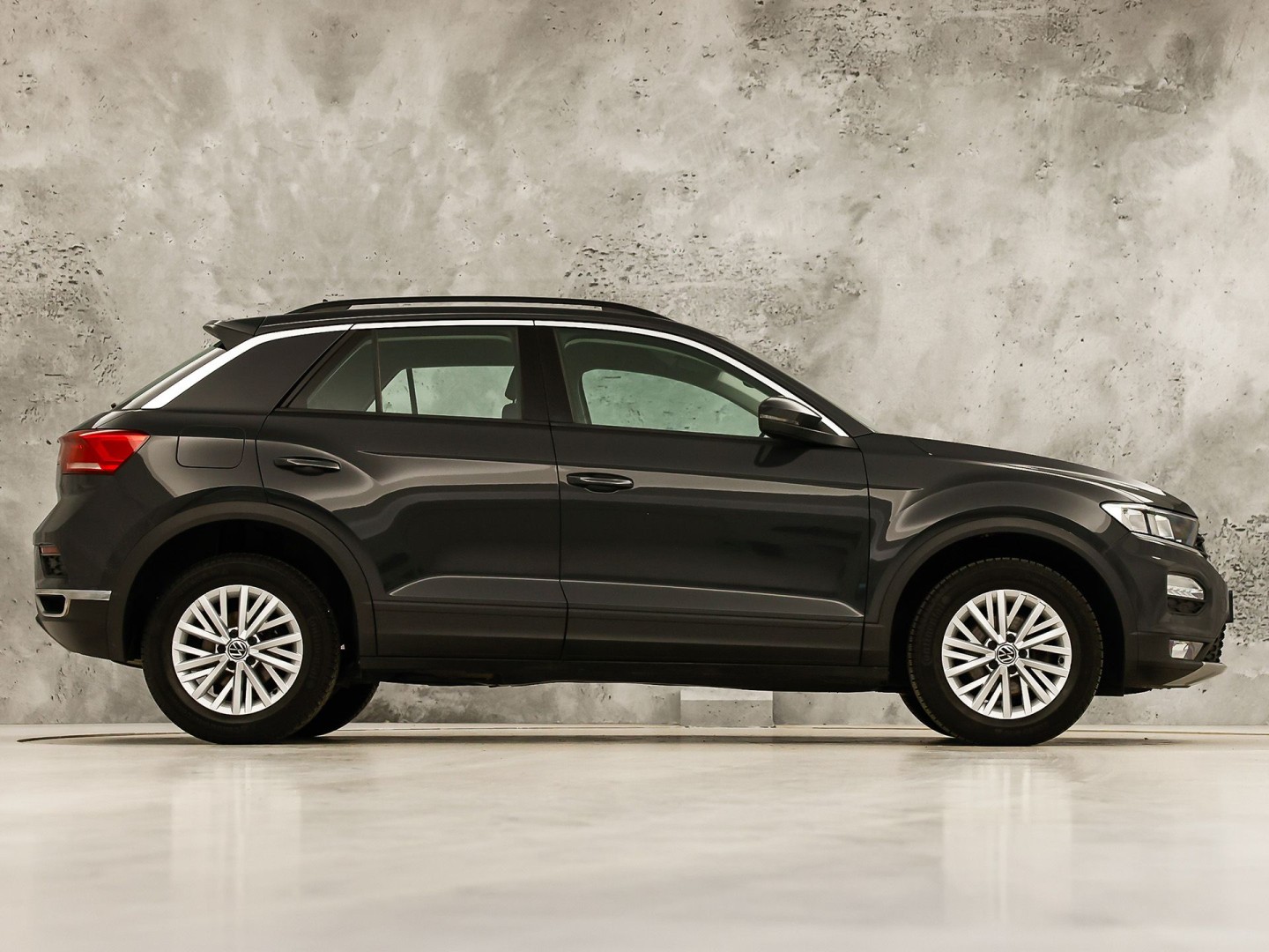 Volkswagen T-Roc 1.0 TSI Sport (APPLE CARPLAY, 1e EIGENAAR, GROOT NAVI, LM VELGEN, SPORTSTOELEN, PARKEERSENSOREN, ADAPTIVE CRUISE, NIEUWSTAAT)