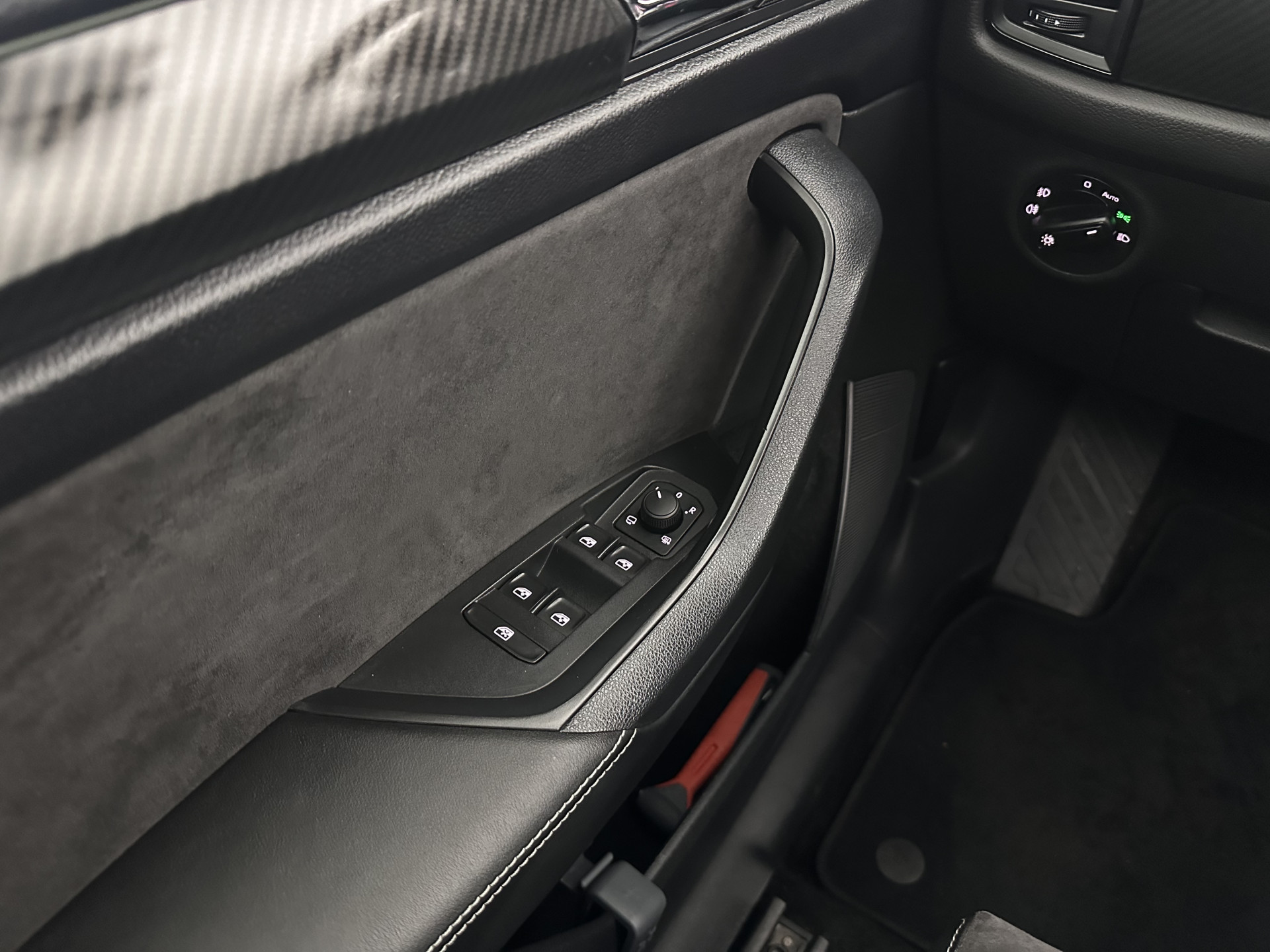 ŠKODA Kodiaq 1.5 TSI Sportline Business (INCL-BTW) Aut. *PANO | LEATHER-MICROFIBRE | FULL-LED | MEMORY-PACK | DIGI-COCKPIT | NAVI-FULLMAP | CAMERA | DAB+ | AMBIENT-LIGHT | KEYLESS | DAB+ | CARPLAY | PRIVACY-GLASS | 20"ALU*