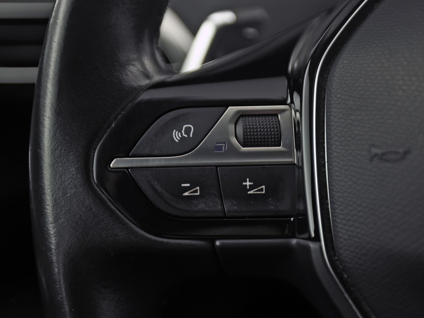 Peugeot 3008 1.2 PureTech Premium Automaat (APPLE CARPLAY, NAP, GROOT NAVI, 360 CAMERA, TREKHAAK, SPORTSTOELEN, LANE ASSIST, CRUISE, NIEUWSTAAT)