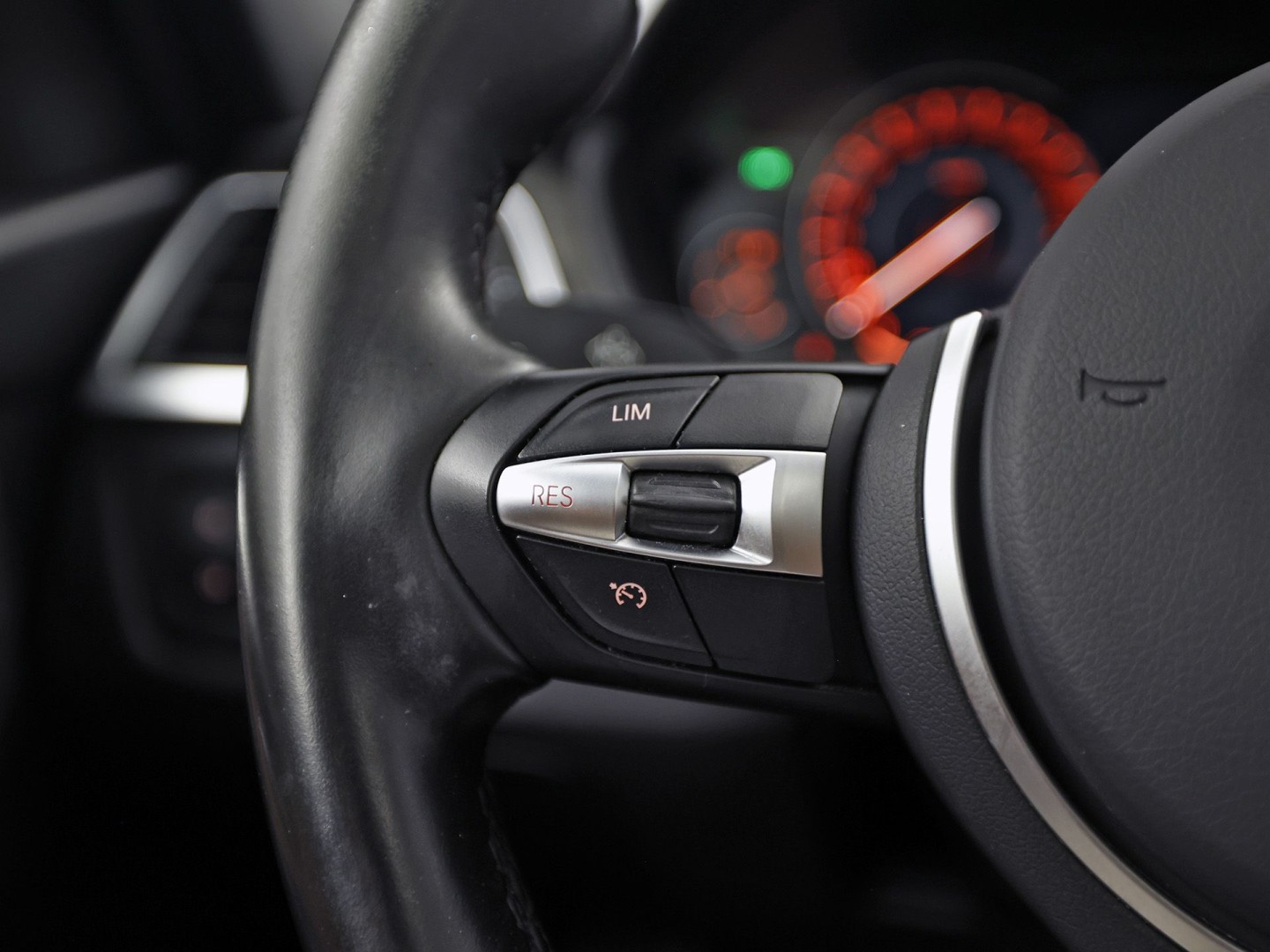 BMW 3 Serie 318i M Sport Automaat (PANORAMADAK, M PAKKET, GROOT NAVI, COGNAC LEDER, STOELVERWARMING, SPORTSTOELEN, VIRTUAL COCKPIT, PARKEERSENSOREN, GETINT GLAS, NIEUWSTAAT)