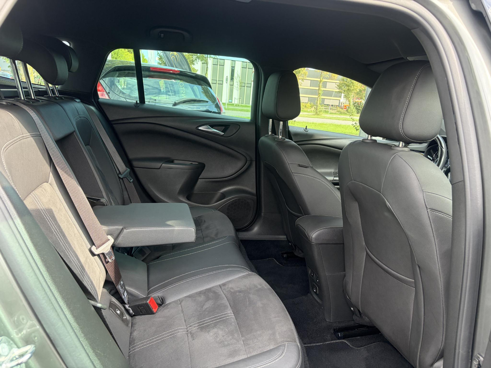 Opel Astra Sports Tourer 1.2 Ultimate ✓146pk✓Carplay✓Camera✓Stoelverw✓Stuurverw✓Keyless✓Pdc V+A✓Alcantara-Leder✓Clima✓Cruise✓6 Bak✓Rijstrooksensor✓Dodehoeksensor✓17''Lm velgen✓N.A.P✓Apk tot 11-2028