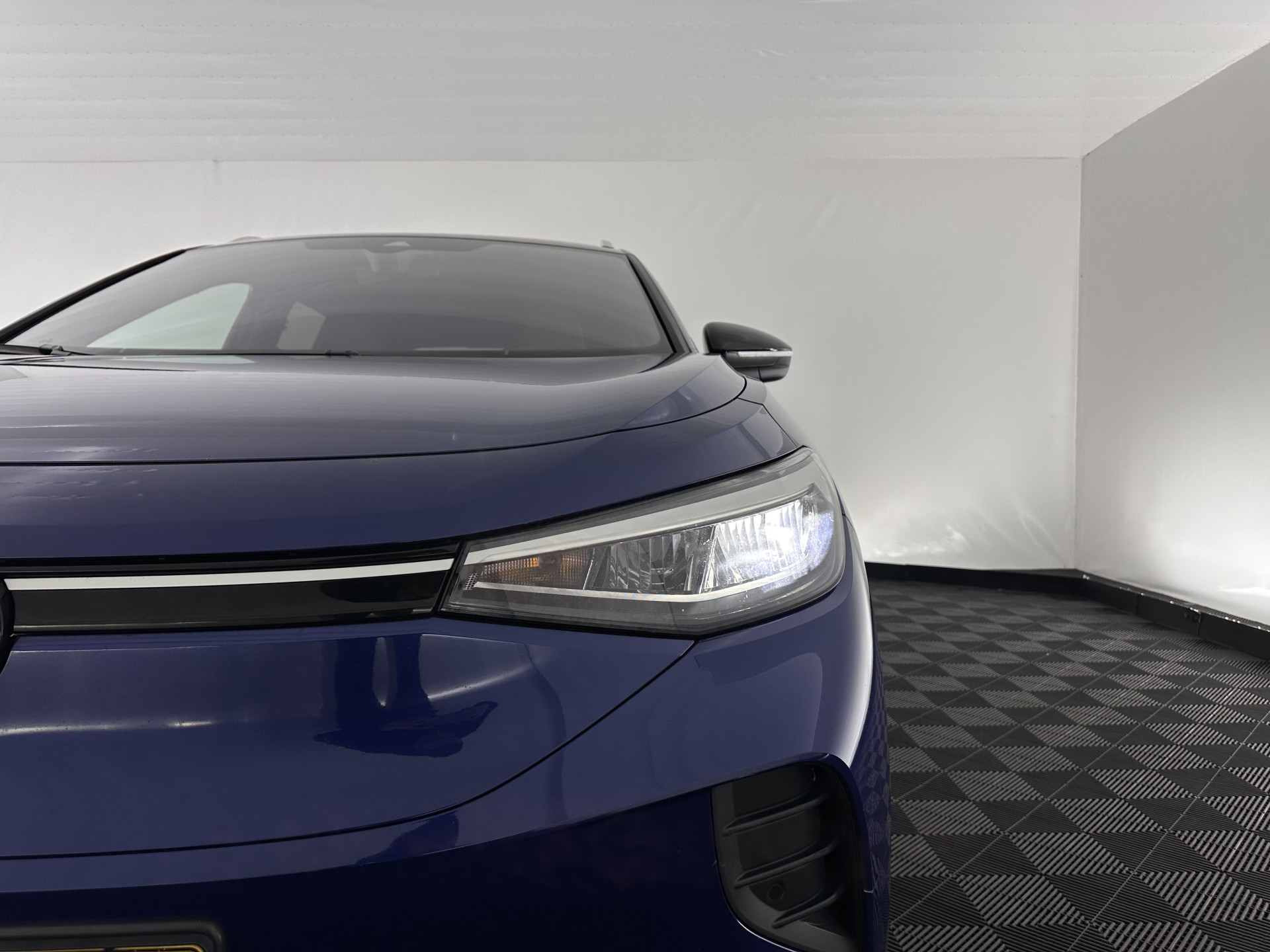 Volkswagen ID.4 First 77 kWh [ 3-Fase-11kW ] {SOH-83%} (INCL-BTW) *LEATHER-MICROFIBRE | FULL-LED | ADAPTIVE-CRUISE | HEATED-COMFORTSEATS | DIGI-COCKPIT | AMBIENTLIGHT | NAVI-FULLMAP | PDC | TOWBAR | PRIVACY-GLASS | CAMERA | 20''ALU*