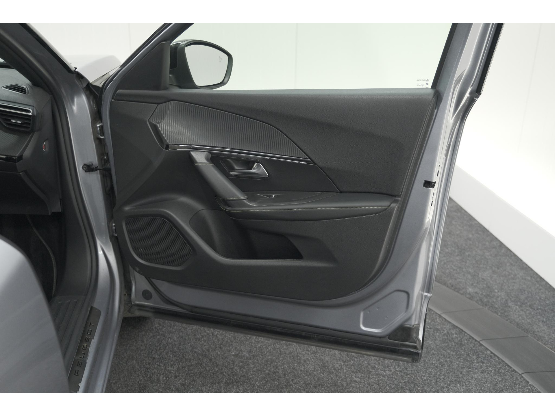 Peugeot 2008 PureTech 130 EAT8 GT | 360 Camera | Adaptieve Cruise Control | Dodehoekdetectie | Navigatie