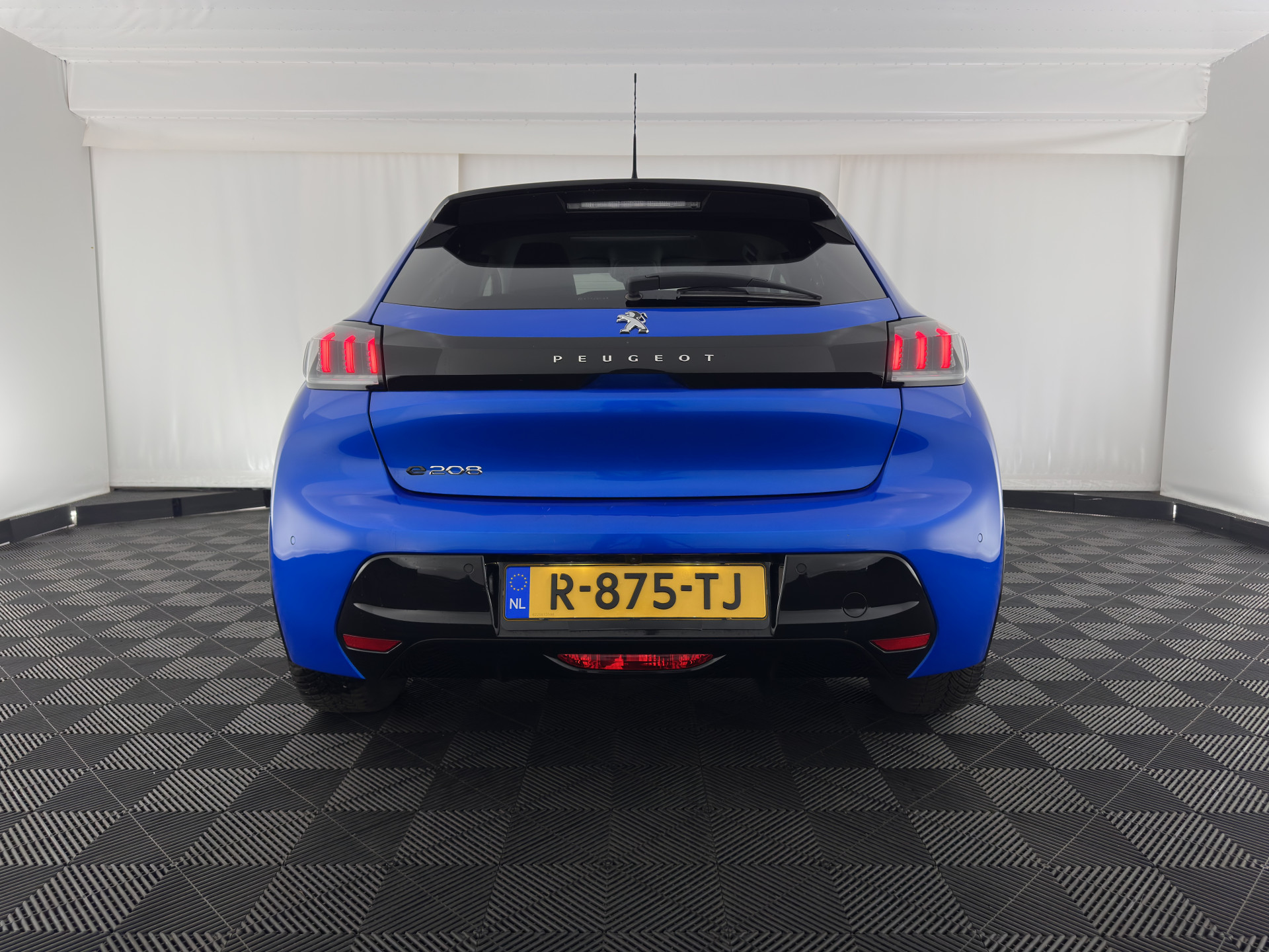 Peugeot e-208 EV Allure 50 kWh {SOH-91%} Aut *FULL-LED | DIGI-COCKPIT | BLINDSPOT | CAMERA | NAVI-FULLMAP | LANE-ASSIST | KEYLESS | DAB | CCS-FASTLOADER | TOP-VIEW | AMBIENT-LIGHT | PRIVACY-GLASS | 17"ALU*