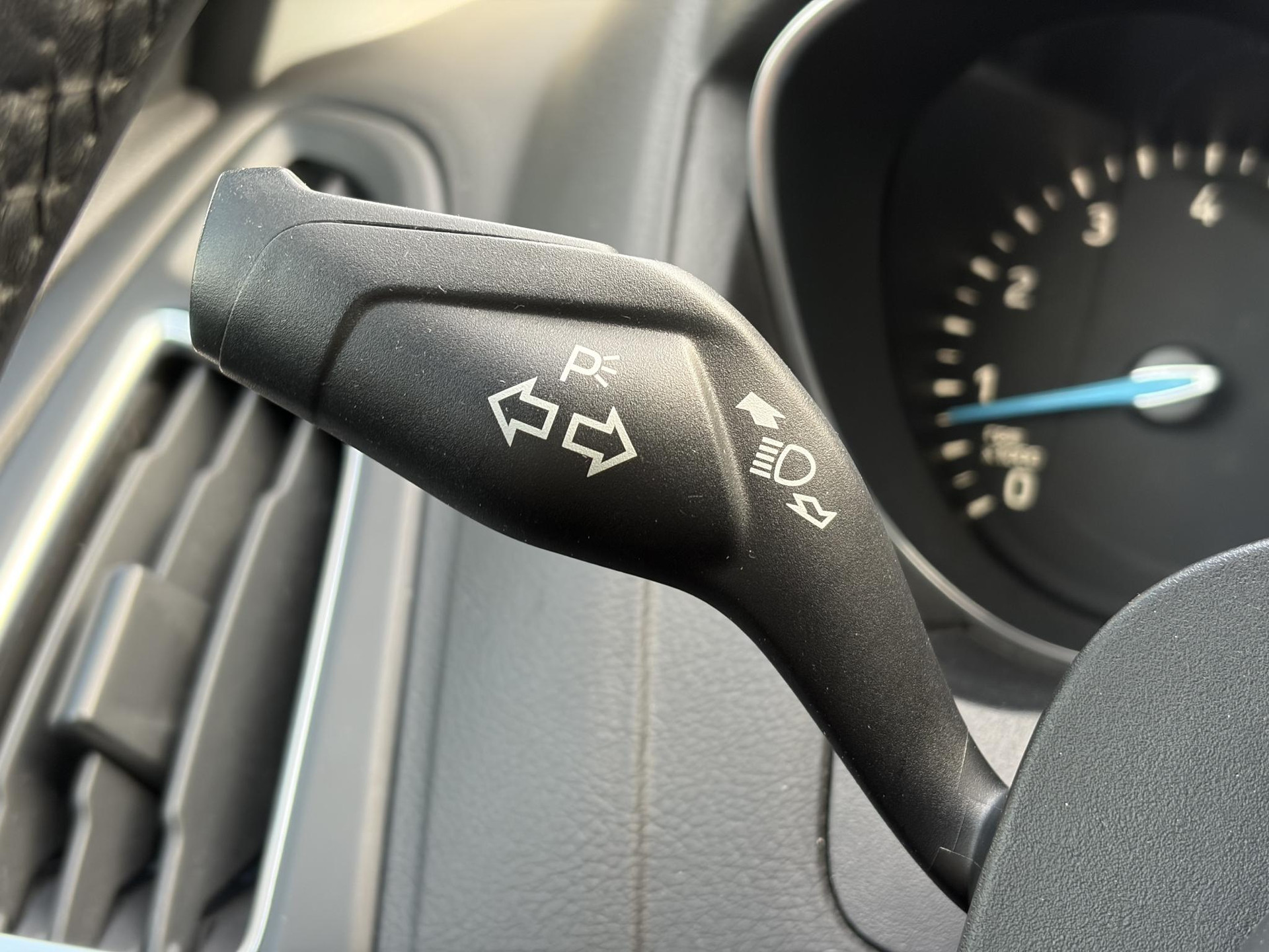 Ford Focus 1.0 Titanium   ✓125pk✓2e Eigenaar✓Navi✓Trekhaak✓6 Bak✓Clima✓Cruise✓Pdc V+A✓Net Beurt gehad✓17''Lm velgen✓N.A.P✓N.A.P✓Apk tot 09-2027