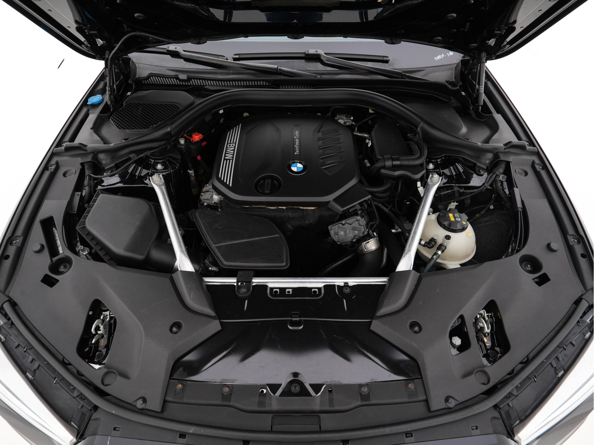 BMW 5-serie 520d xDrive M-Sport-Pack High Executive (INCL-BTW) Aut. *PANO | LUXURY-LEATHER | FULL-LED | HEAD-UP | DIGI-COCKPIT | NAVI-FULLMAP | TOP-VIEW | MEMORY-PACK | ECC | AMBIENT-LIGHT | PDC | CRUISE | SHIFT-PADDLES | TOWBAR  | 20''ALU*