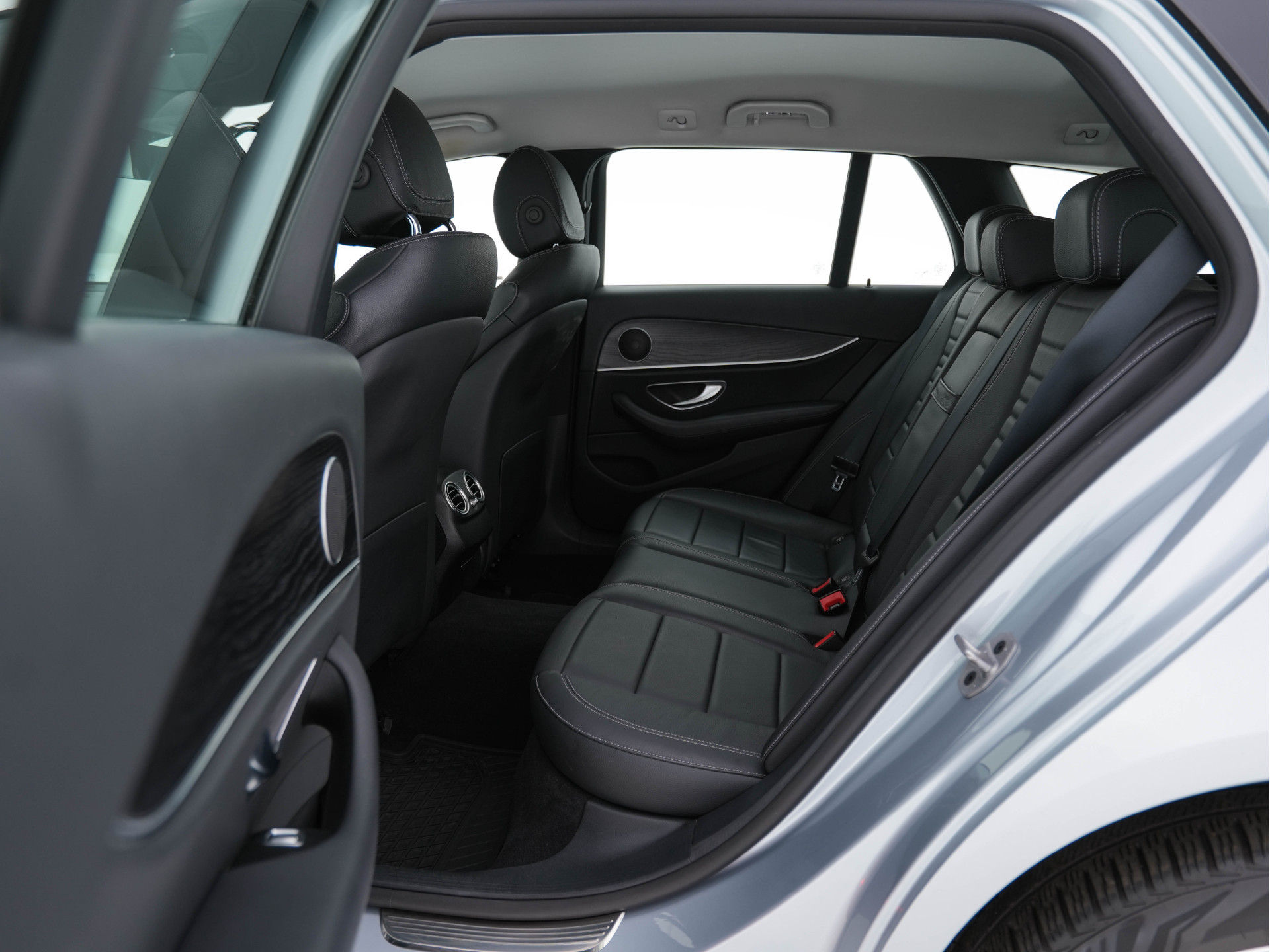 Mercedes-Benz E-klasse Estate 300 de Business Solution Luxury Plug-In (INCL-BTW) Aut. *DIGI-COCKPIT | MULTIBEAM-LED | LUXURY-LEATHER | TOP-VIEW | KEYLESS | DAB | NAVI-FULLMAP | CRUISE | SHIFT-PADDLES | AMBIENT-LIGHT | HEATED-SPORTSEATS | 18"ALU*