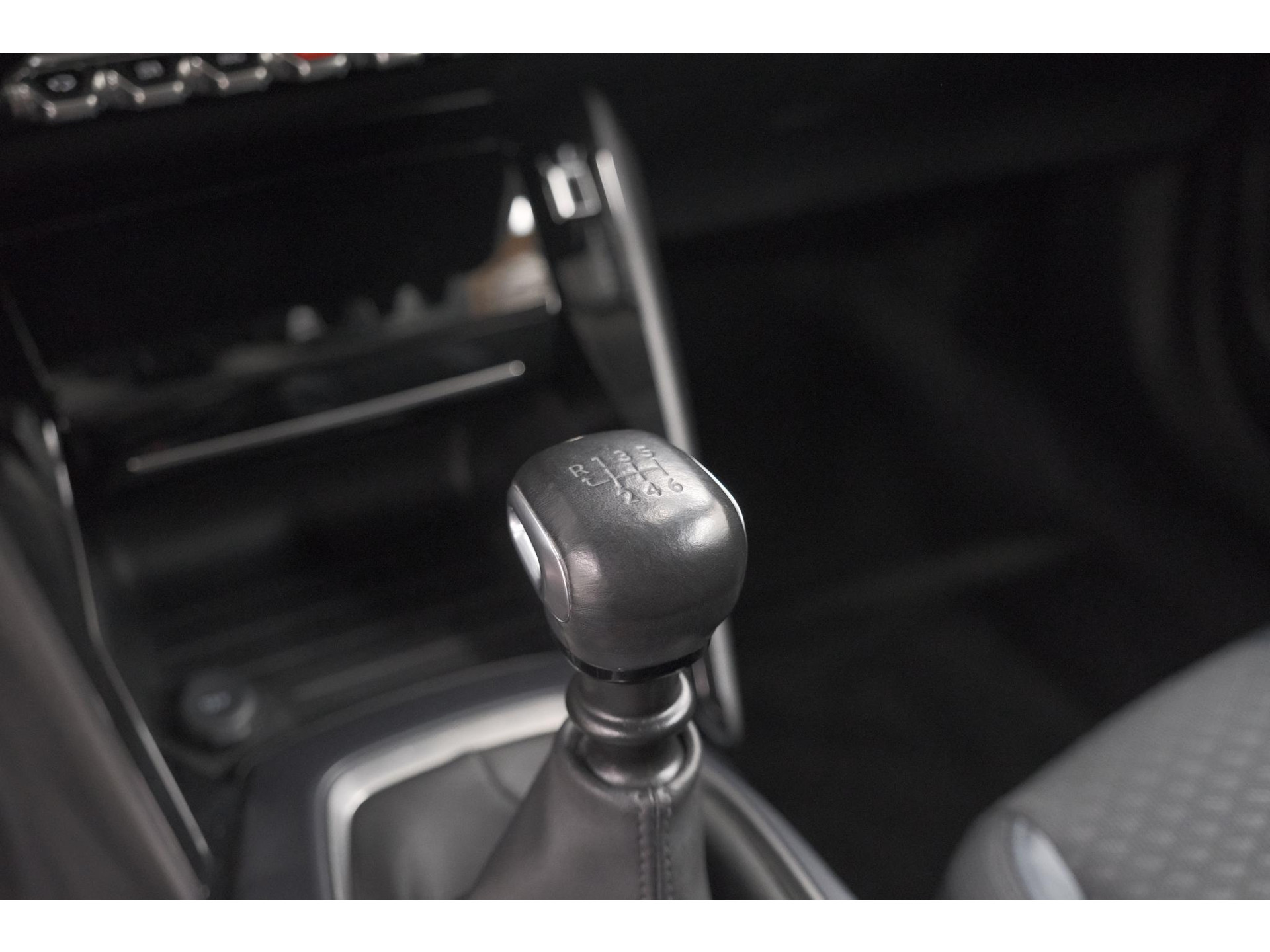 Peugeot 2008 PureTech 130 Allure Pack | Trekhaak | Adaptieve Cruise Control | Camera | Stoelverwarming