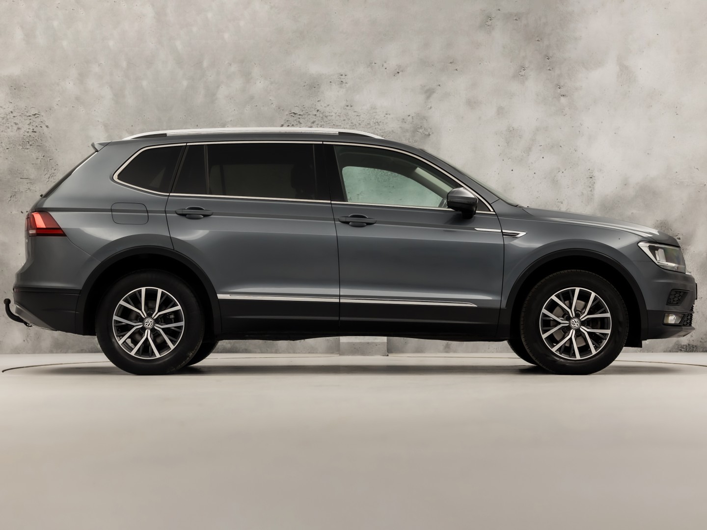 Volkswagen Tiguan Allspace 1.4 TSI Sportline 7 Persoons 150Pk Automaat (APPLE CARPLAY, GROOT NAVI, CLIMATE, GETINT GLAS, SPORTSTOELEN, PARKEERSENSOREN, ADAPTIVE CRUISE, NIEUWSTAAT)