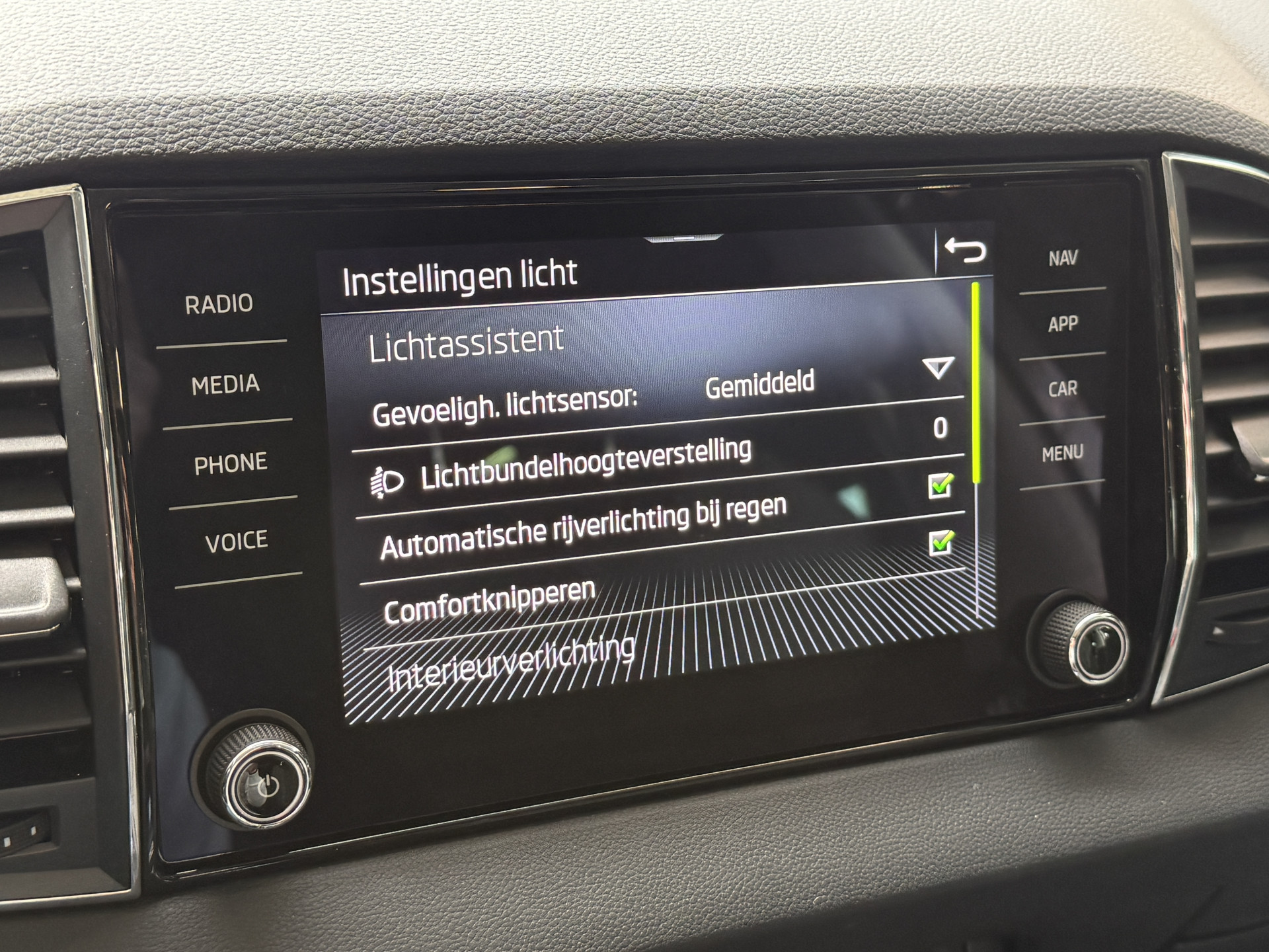 ŠKODA Karoq 1.5 TSI ACT Business Edition Plus | Panoramadak | Camera | Adaptive cruise | Stoelverwarming | Full LED | NL auto | Dealer onderhouden