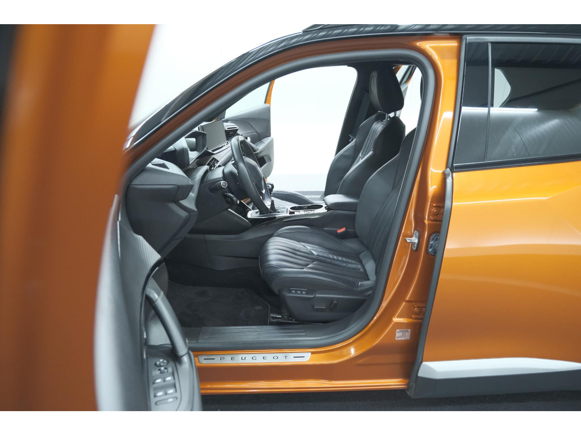 Peugeot 2008 PureTech 130 GT Pack | Leer-pakket | Camera | Dodehoekdetectie | Apple Carplay | Stoelverwarming