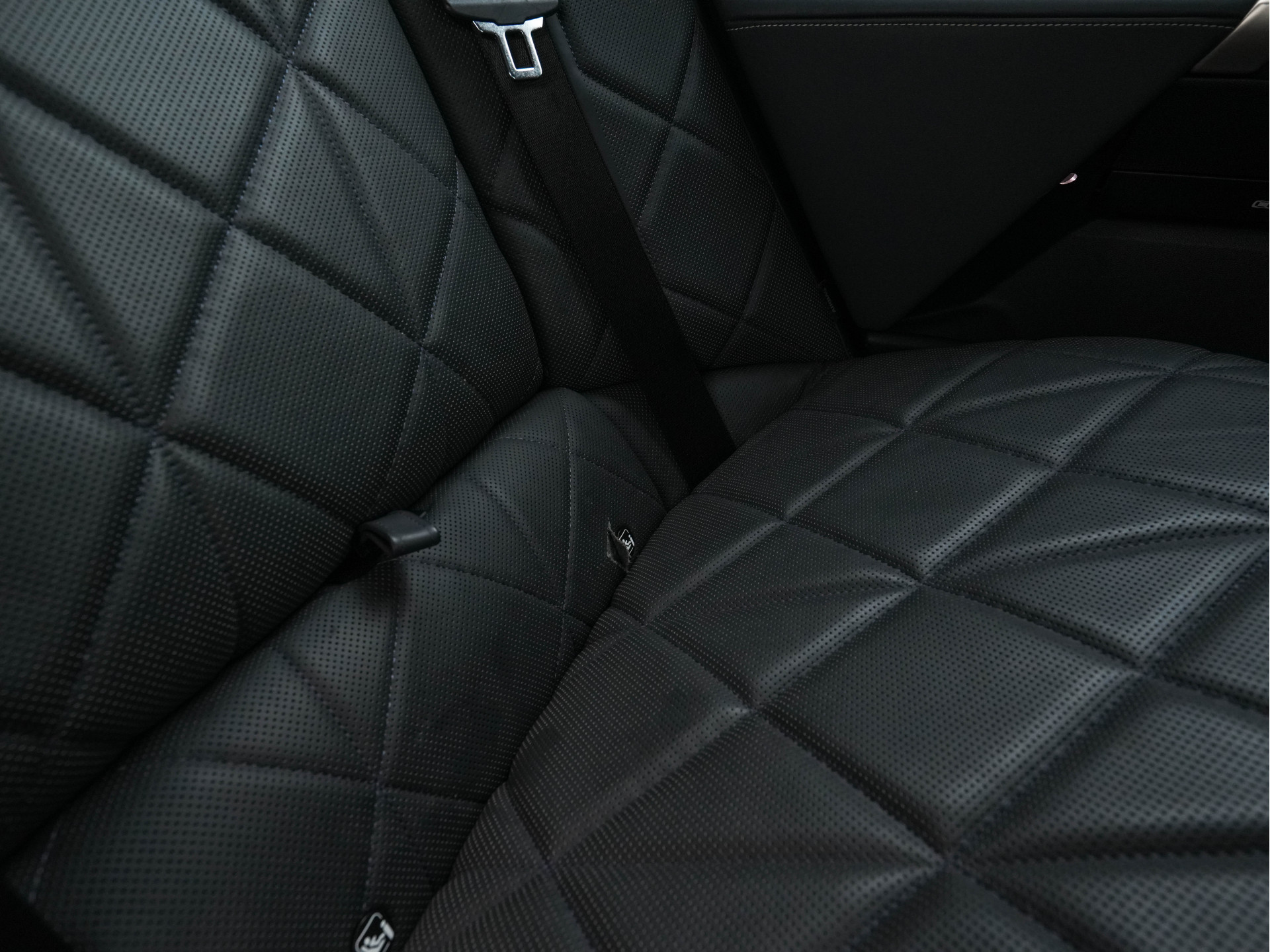 BMW iX xDrive40 High Executive 77 kWh ( 3-Fase ) {SOH-100%} (INCL-BTW) Aut. *PANO | HEAD-UP | HARMAN/KARDON-SURROUND | SOFT-CLOSE | DAB+ | DIGI-COCKPIT | HEATED-COMFORTSEATS | FULL-LED | CARPLAY | TOWBAR | AMBIENT-LIGHT | TOPVIEW | MEMORY-PACK |