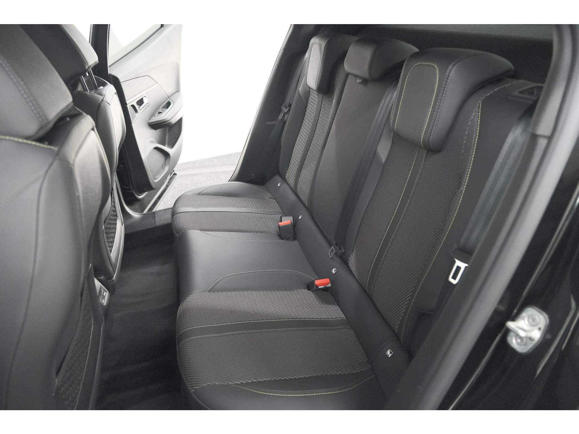 Peugeot 2008 PureTech 130 EAT8 GT | Camera | Parkeersensoren | Apple Carplay