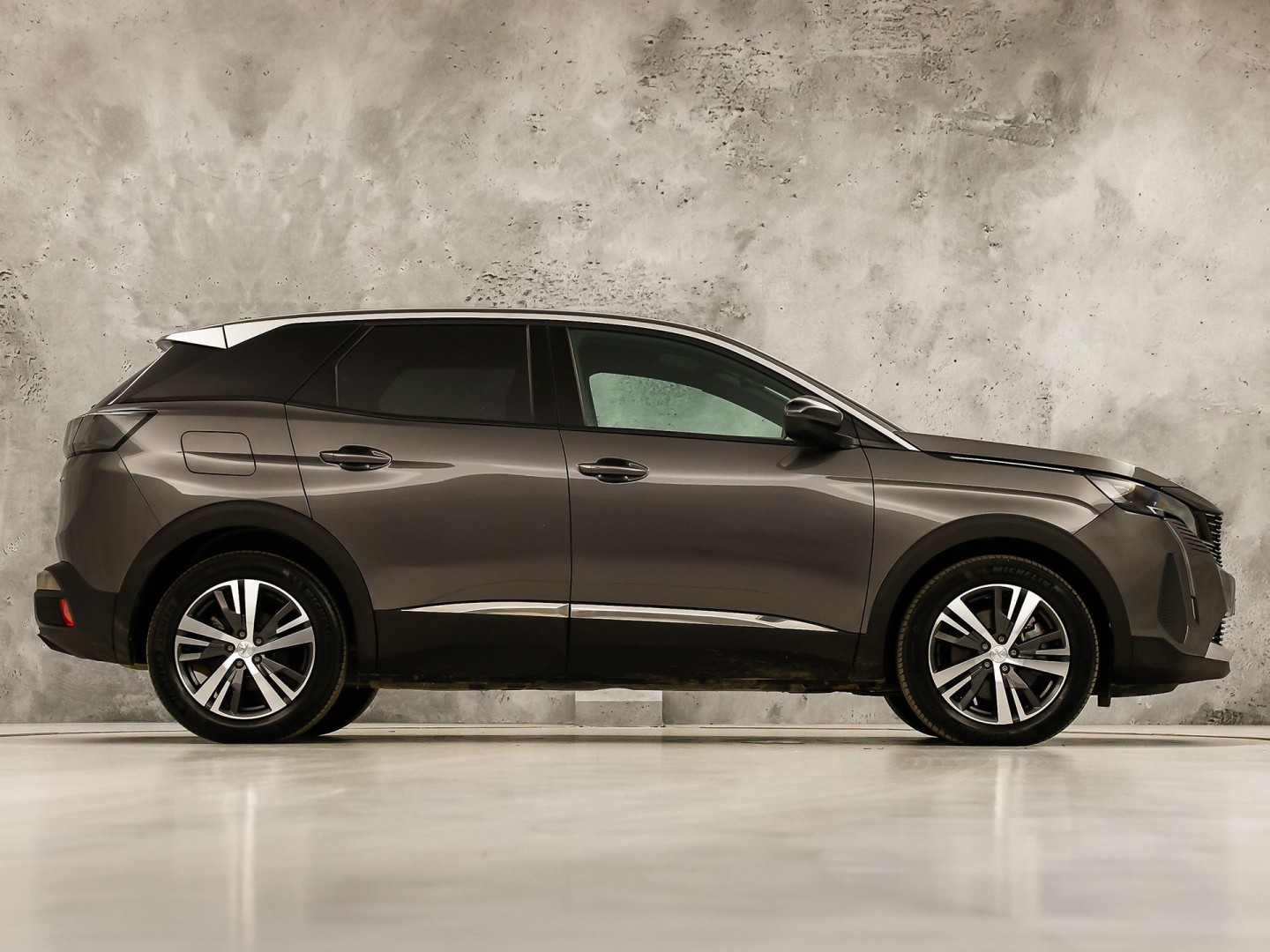Peugeot 3008 1.6 HYbrid 225 Allure Sport 225Pk Automaat (APPLE CARPLAY, GROOT NAVI, 360 CAMERA, GETINT GLAS, SPORTSTOELEN, LEDER, ZWART HEMEL, LANE ASSIST, NIEUWSTAAT)