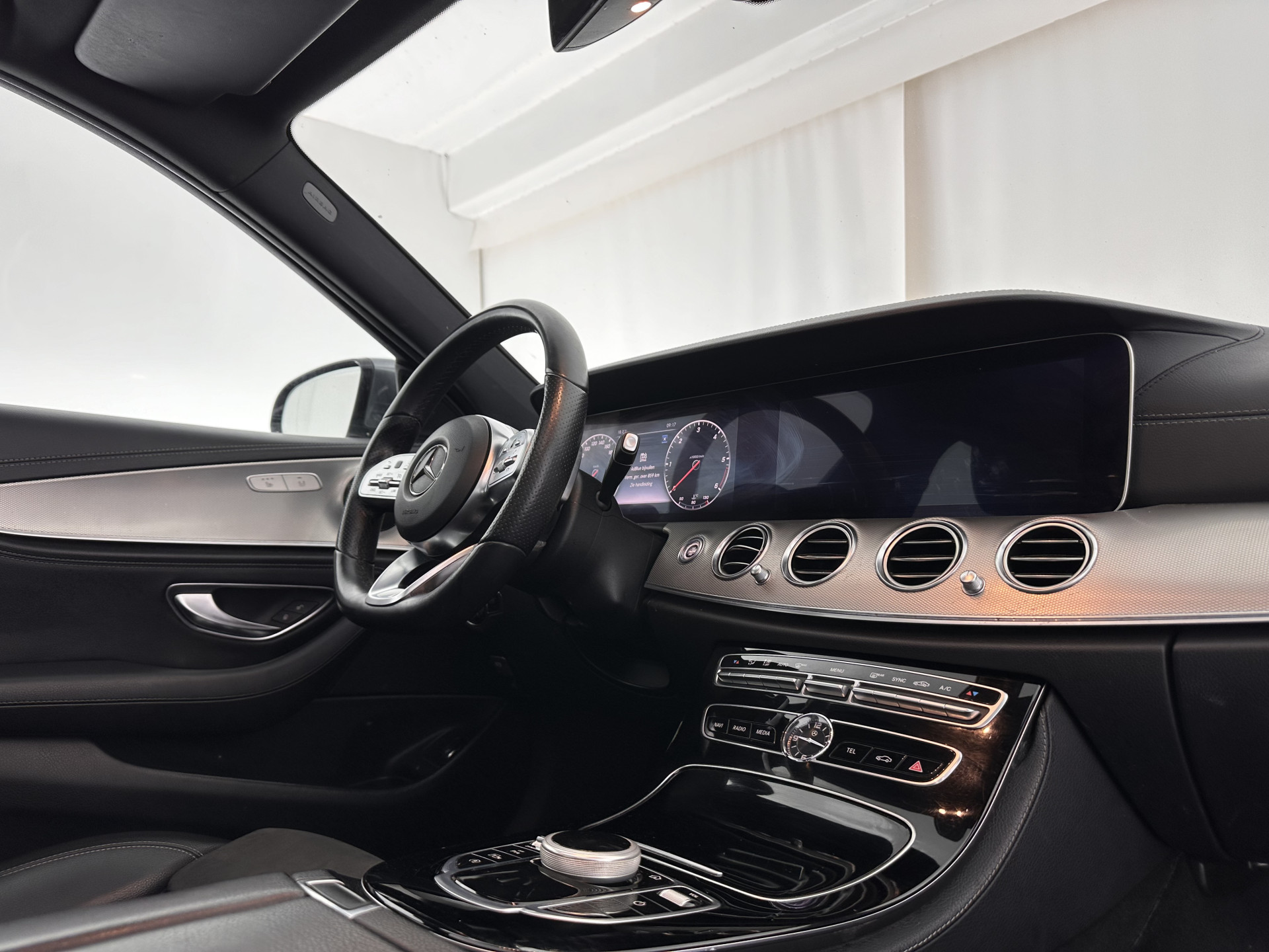 Mercedes-Benz E-klasse 220 d AMG-Line (INCL-BTW ) Aut. *PANO | FULL-LED | LEATHER-MICROFIBRE | WIDE-SCREEN-DIGI-COCKPIT | NAVI-FULLMAP | AMBIENT-LIGHT | HEATED-SPORTSEATS | ECC | SHIFT-PADLLES | PDC | CRUISE | 19"ALU*