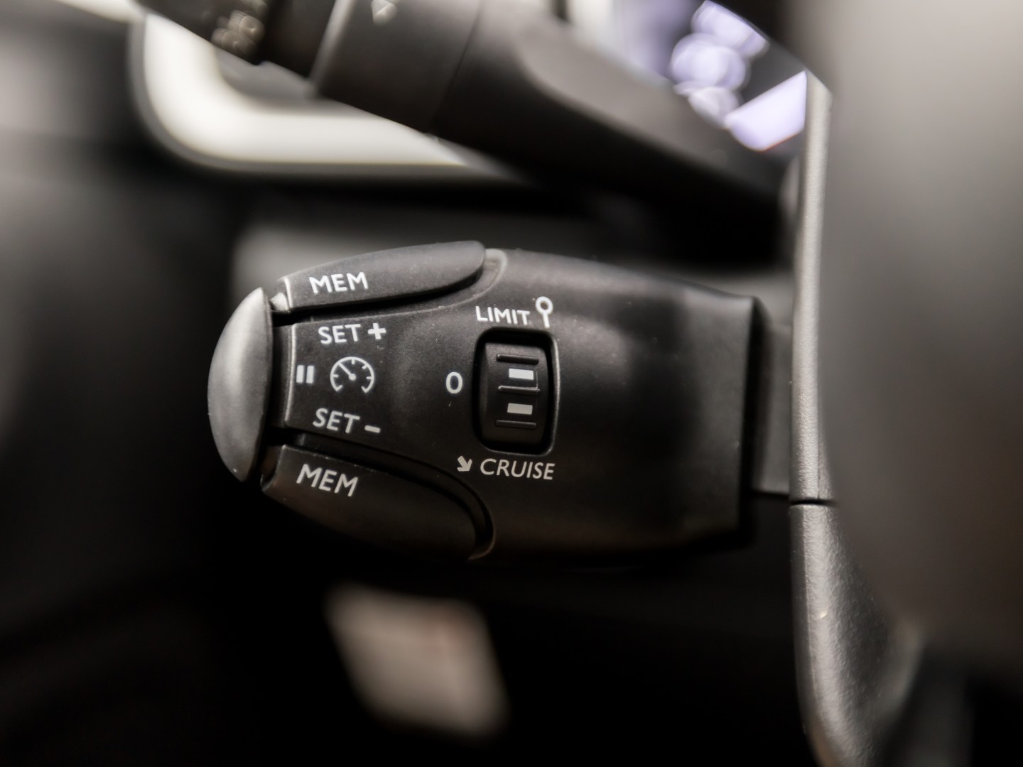 Citroën C3 1.2 PureTech S&S Sport Automaat (APPLE CARPLAY, GROOT NAVI, CAMERA, SPORTSTOELEN, PARKEERSENSOREN, LM VELGEN, CRUISE, NIEUWSTAAT)