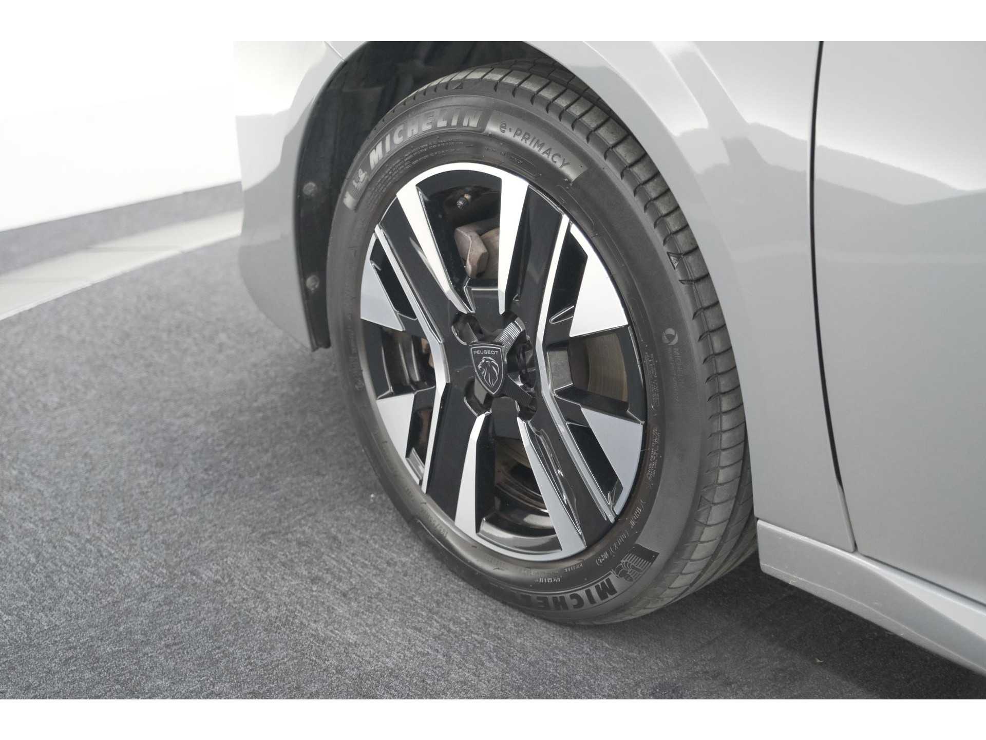 Peugeot 208 PureTech 100 Allure | Gris Selenium | Apple Carplay | Parkeersensoren | Climate Control