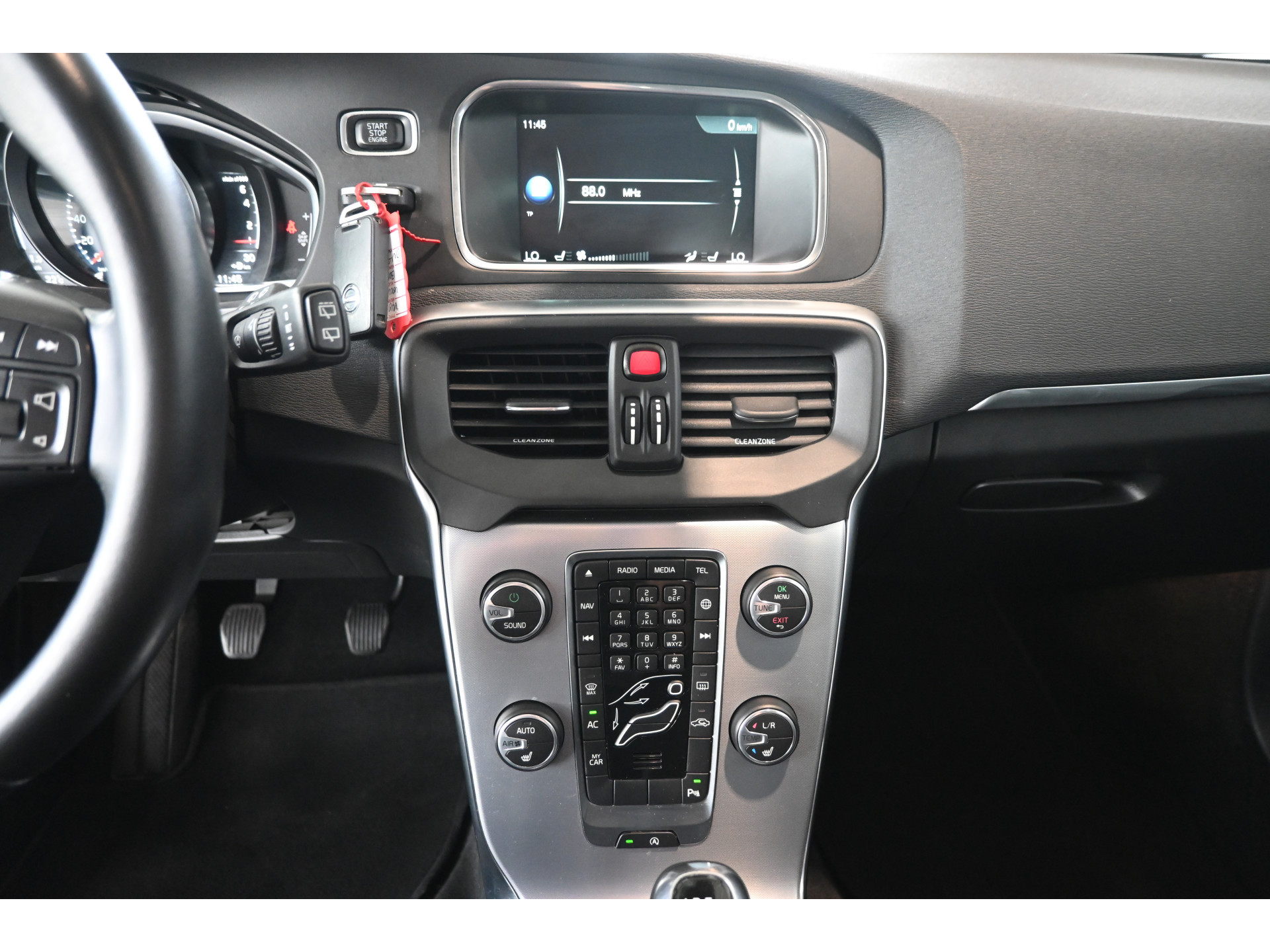 Volvo V40 2.0 T2 Momentum Nap Clima Cruise control Trekhaak Navigatie Stoelverwarming Goed onderhouden! Inruil Mogelijk!