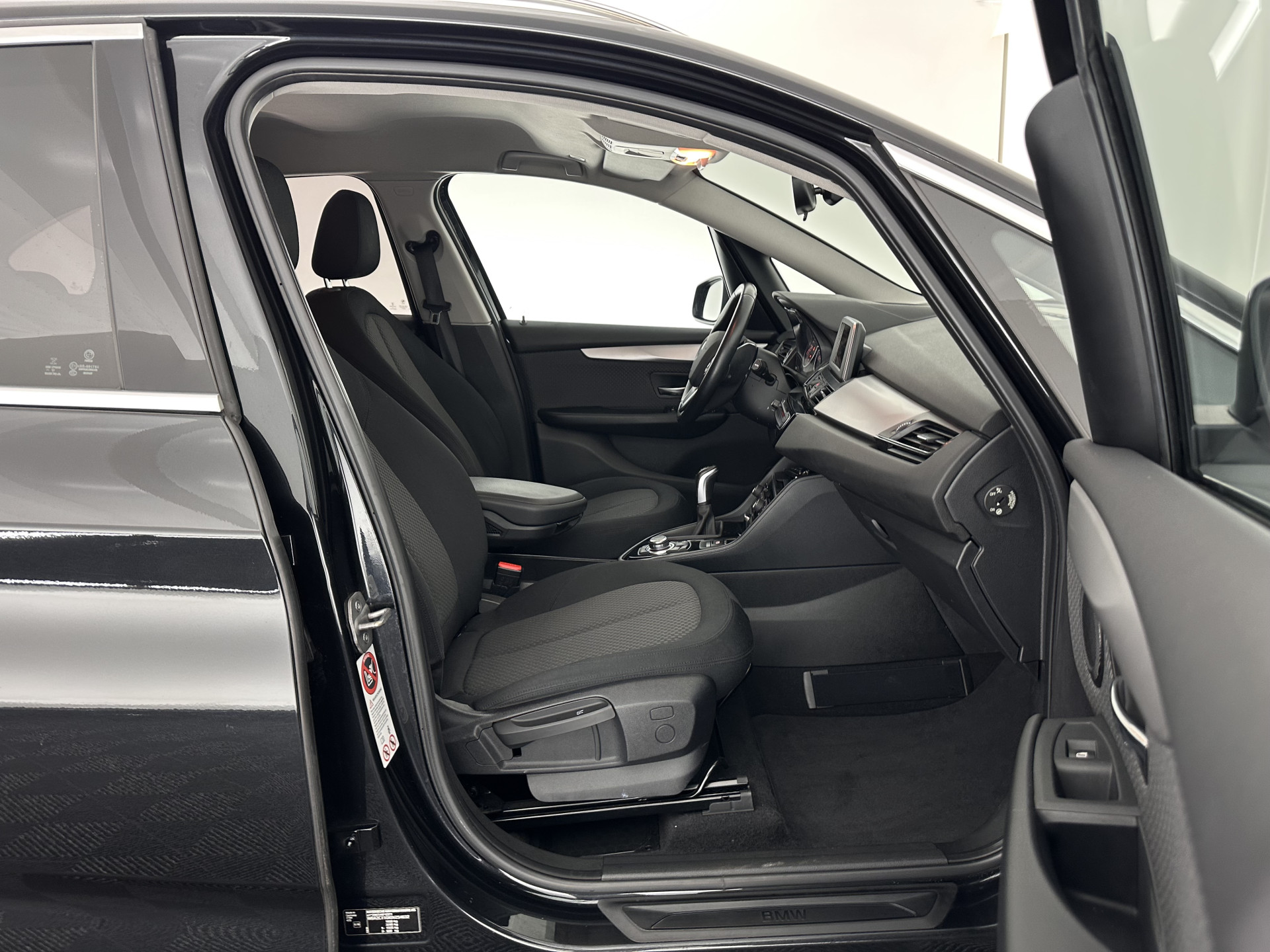 BMW 2-serie Active Tourer 218d Essential *NAVI-FULLMAP | COMFORTSEATS | PRIVACY-GLASS | ECC | PDC | CRUISE | TOWBAR | 17''ALU *