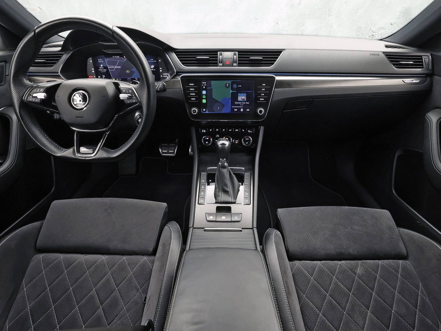 ŠKODA Superb Combi 1.4 TSI iV Sportline 218Pk Automaat (VIRTUAL COCKPIT, SOH 90,5%, APPLE CARPLAY, MEMORY SEATS, STOELVERWARMING ACHTER, GETINT GLAS, ADAPTIVE CRUISE, SFEERVERLICHTING, NIEUWE APK, NIEUWSTAAT)